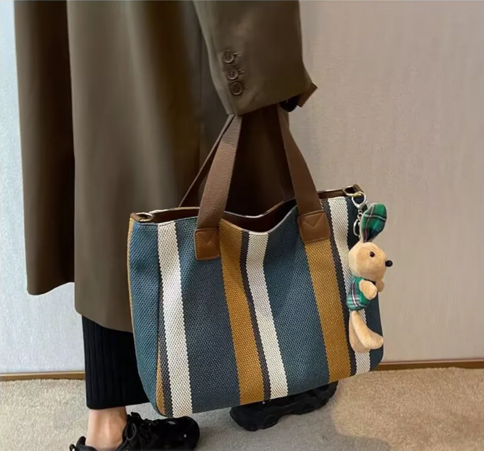 Neue gestreifte Umhängetasche mit großem Fassungsvermögen, modische und trendige Freizeittasche, stilvolle Tragetasche und Crossbody-Tasche.