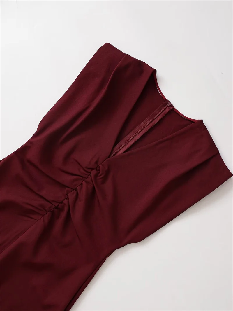 فستان نسائي خريف 2025 نمط جديد عنابي بدون أكمام ورقبة على شكل حرف v مطوي الخصر فستان طويل أنيق راقي