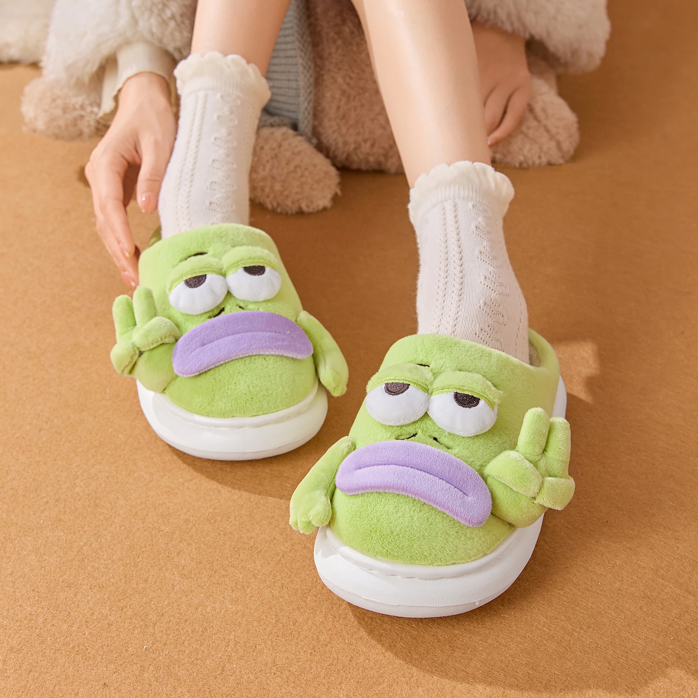 SHAJI Lazy Fish Cartoon Flauschige Plüsch-Hausschuhe Herbst Winter Niedliche Rutschfeste EVA-Sohle Warme Baumwoll-Hausschuhe für drinnen Unisex – Detail 2