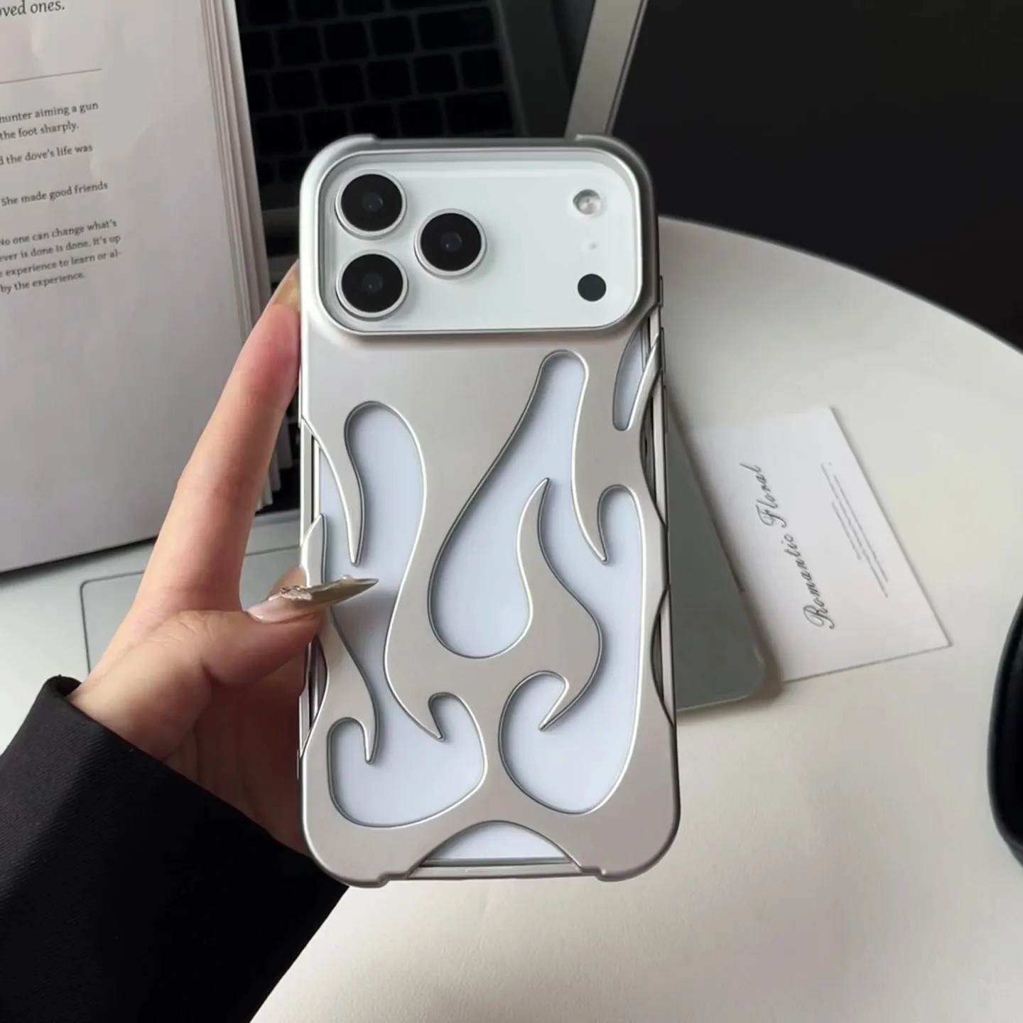 Luxuriöse 3D-Flammenmuster Hohle Schlanke Handyhülle für iPhone 18 17 16 15 14 13 12 11 Pro Max Air Stoßfeste Schutzhülle