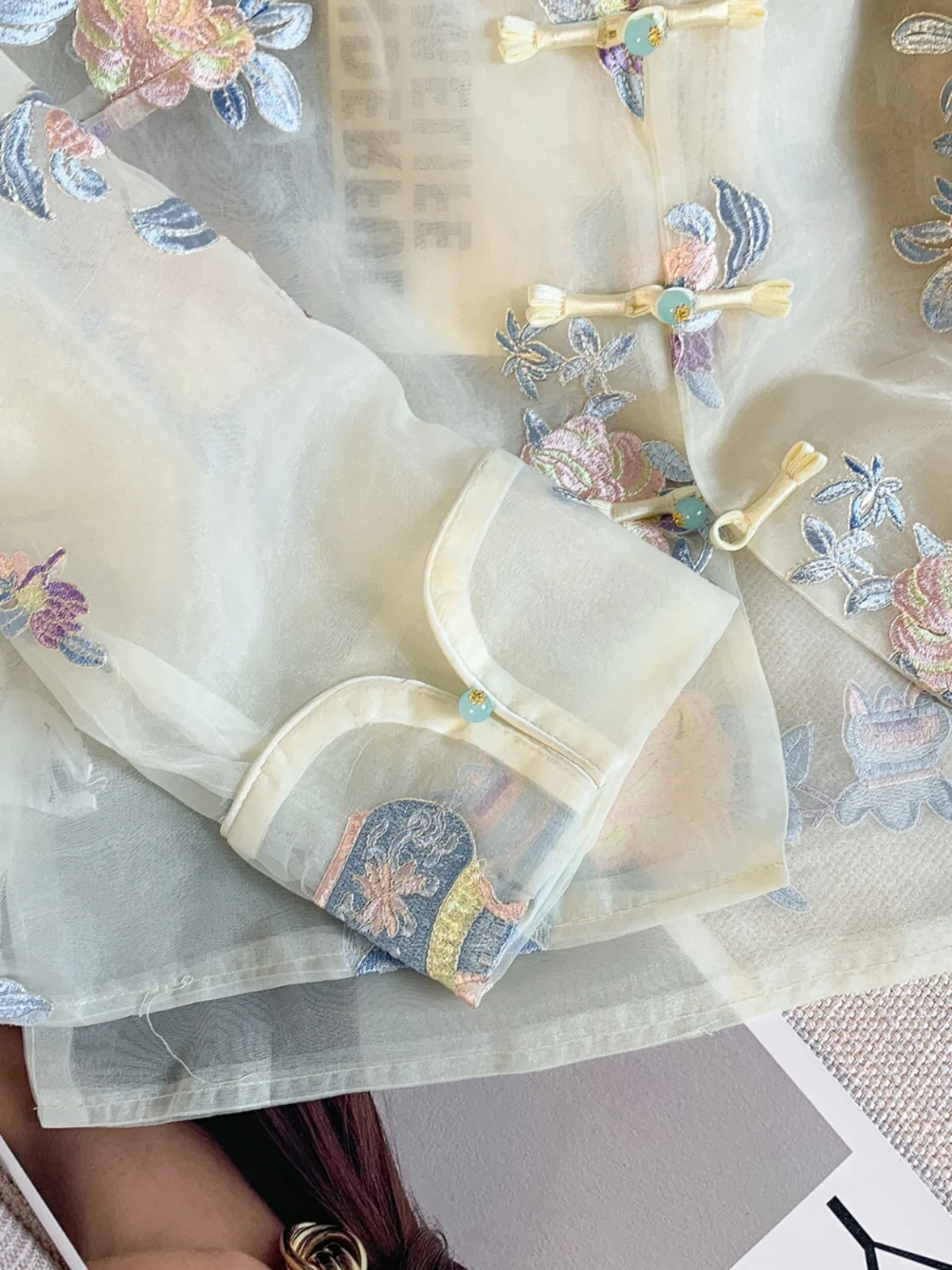 Nowa chińska bluzka damska o luźnym kroju, haftowana, cienka, chroniąca przed słońcem, z długim rękawem, stójką i kołnierzykiem.