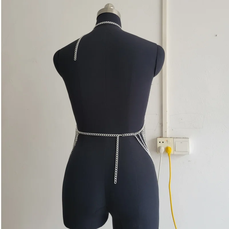 Damen Mehrschichtige Metallketten-Haltertop mit Ausschnitten, Sexy Körperkette, Cami-Weste für Nachtclub, Rave, Festival, Ärmelloses Streetwear-Oberteil – Detail 4