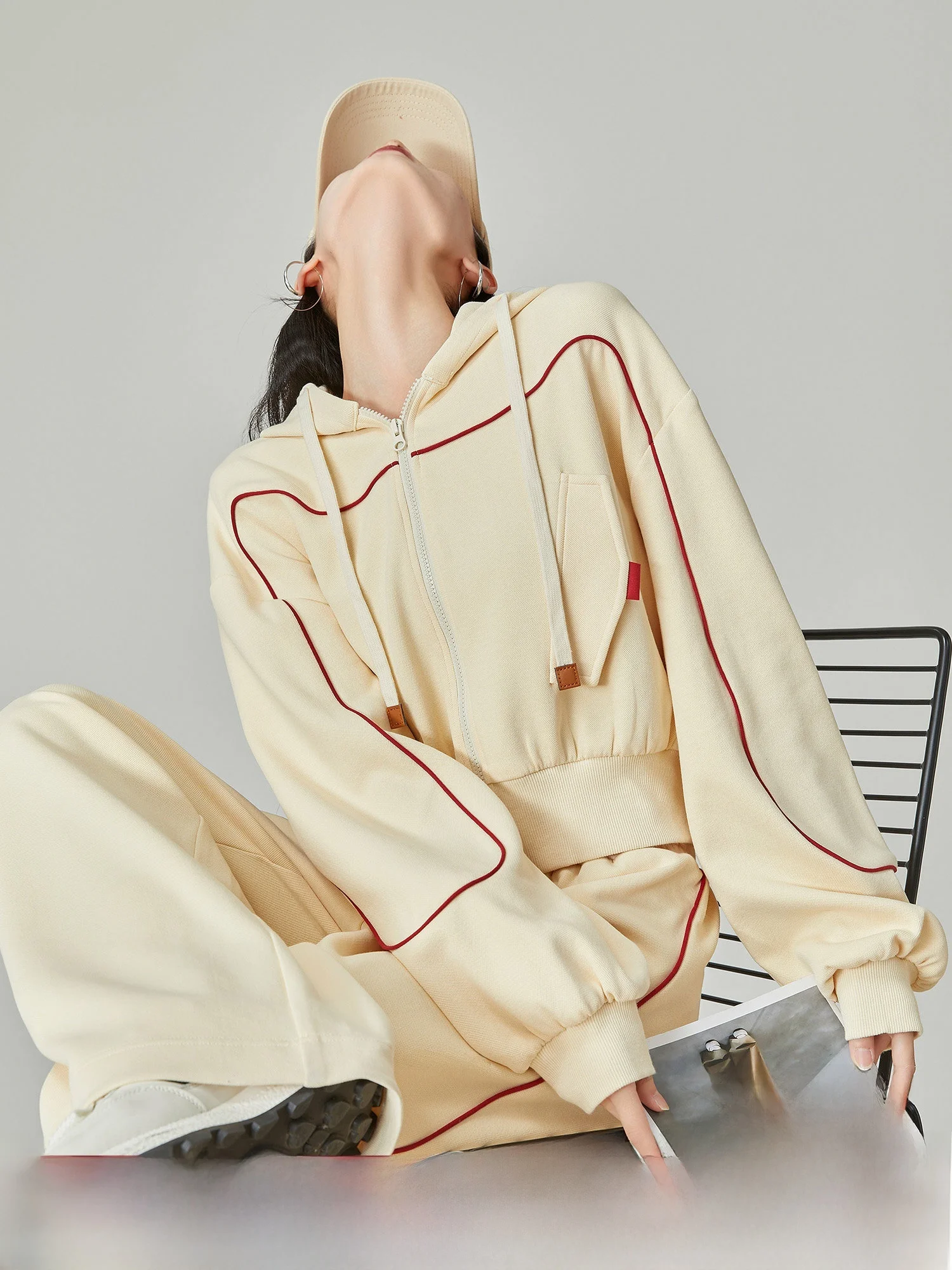 

Модный женский комплект из двух предметов: худи и брюки цвета абрикос, на молнии, из комфортного полиэстера, для ранней весны