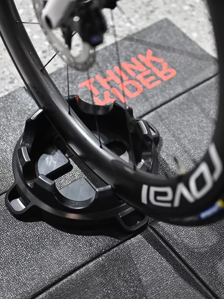 Blokada przedniego koła do trenażera rowerowego ThinkRider, pasuje do kół 700C, 26/27.5/29 cali, stabilizuje i wspiera trenażer rowerowy. — 2