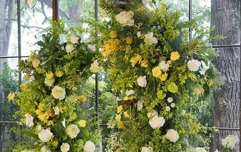 Künstlicher grün-weißer Blumenbogen aus Ochsenhörnern, Hintergrund für Hochzeitszeremonien, gewölbter Blumenrahmen, Arrangement für Party- und Eventdekoration. – Detail 4