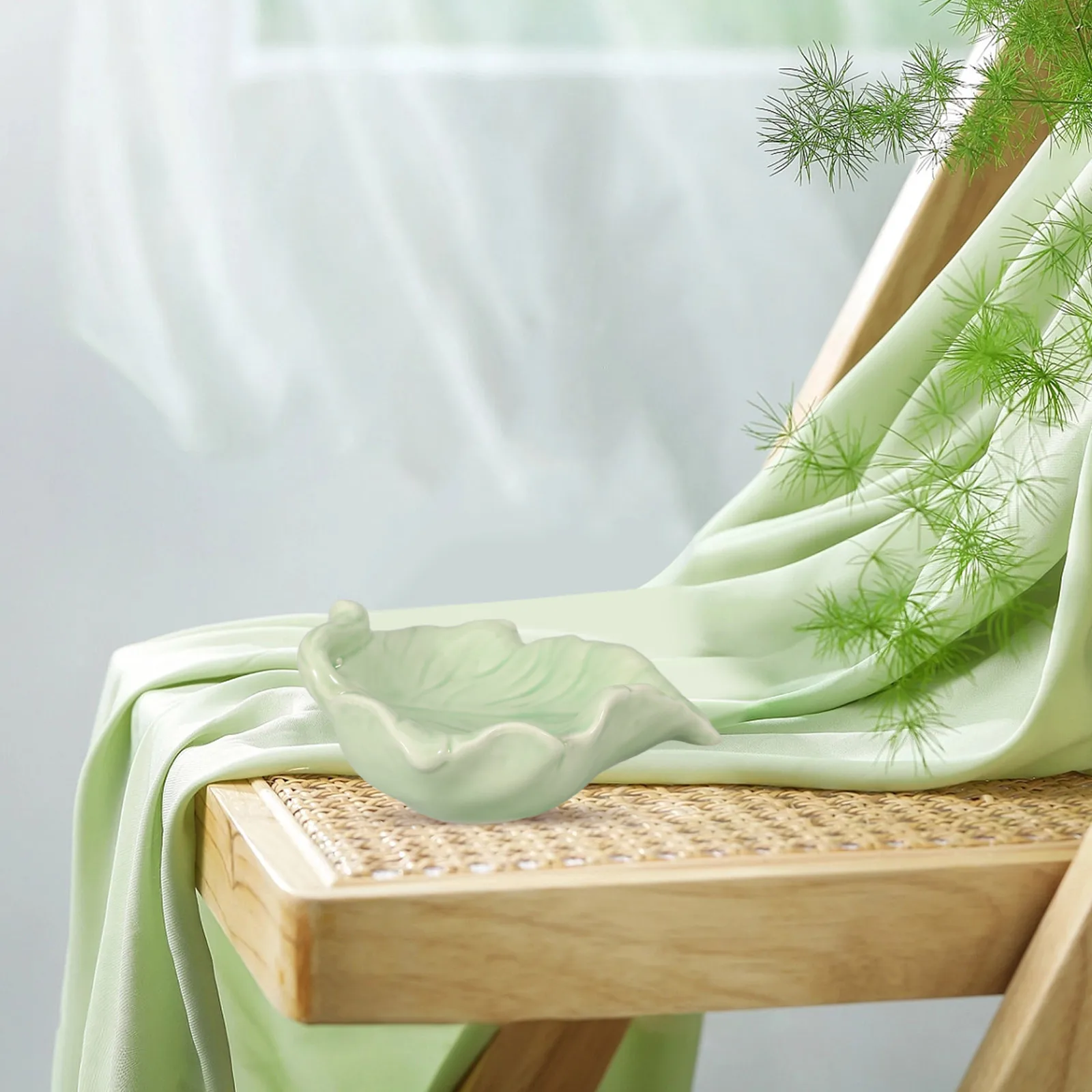 

Ceramic Dish Leaf Shape Self Draining Holder Bathroom Supply Shower Container Tray Anti Slip Soap Stand Soap Storage