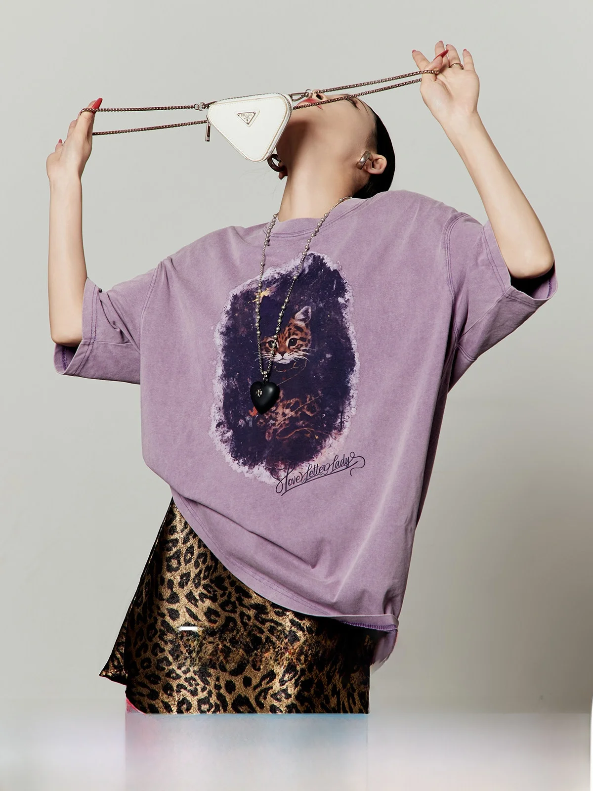 

Женская свободная футболка с коротким рукавом, винтажный леопардовый принт, повседневный стиль, светло-фиолетовый топ, дышащий, комфортный, летний, новинка