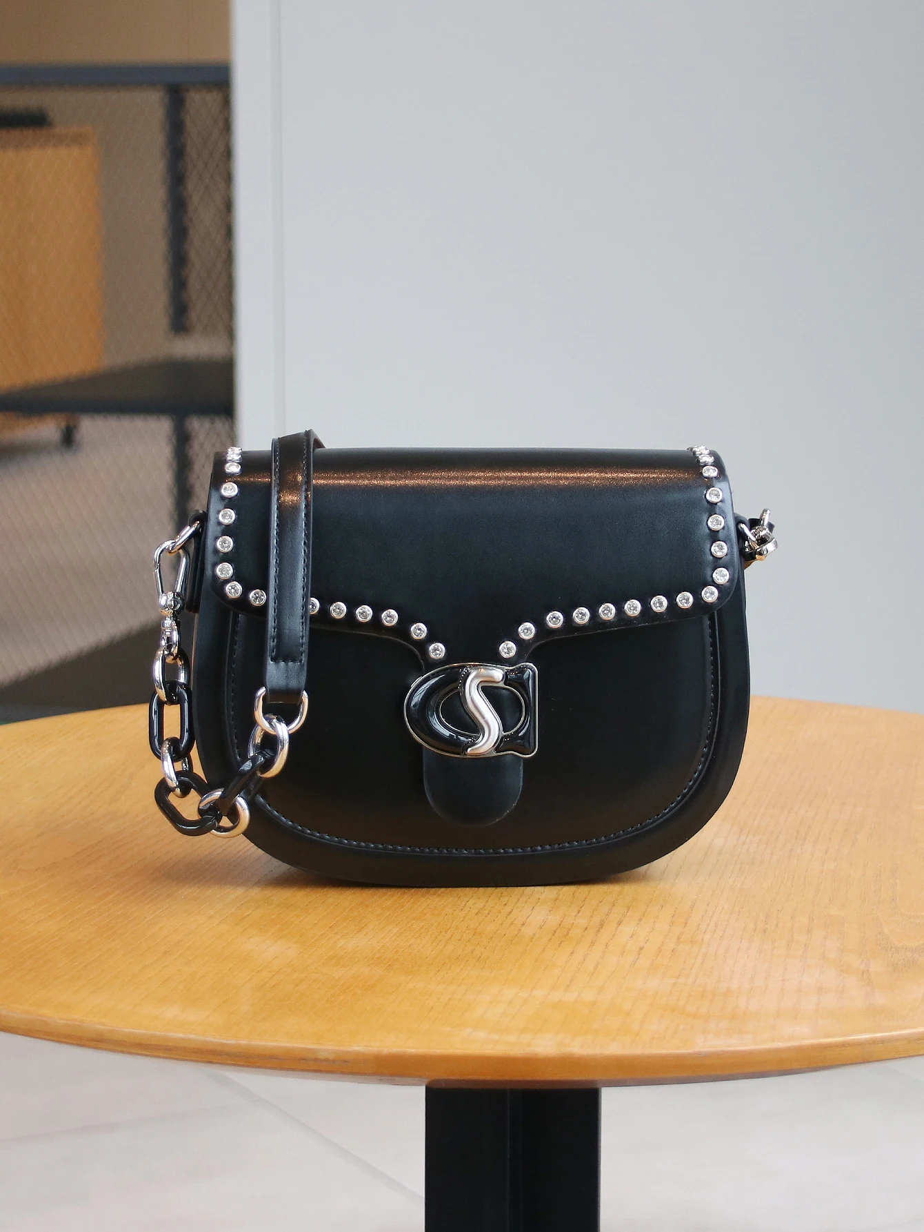 

Модная новинка 2026: элегантная сумка через плечо для повседневного использования, люксовая, с индивидуальным дизайном, заклепками и изысканной цепочкой на плечо