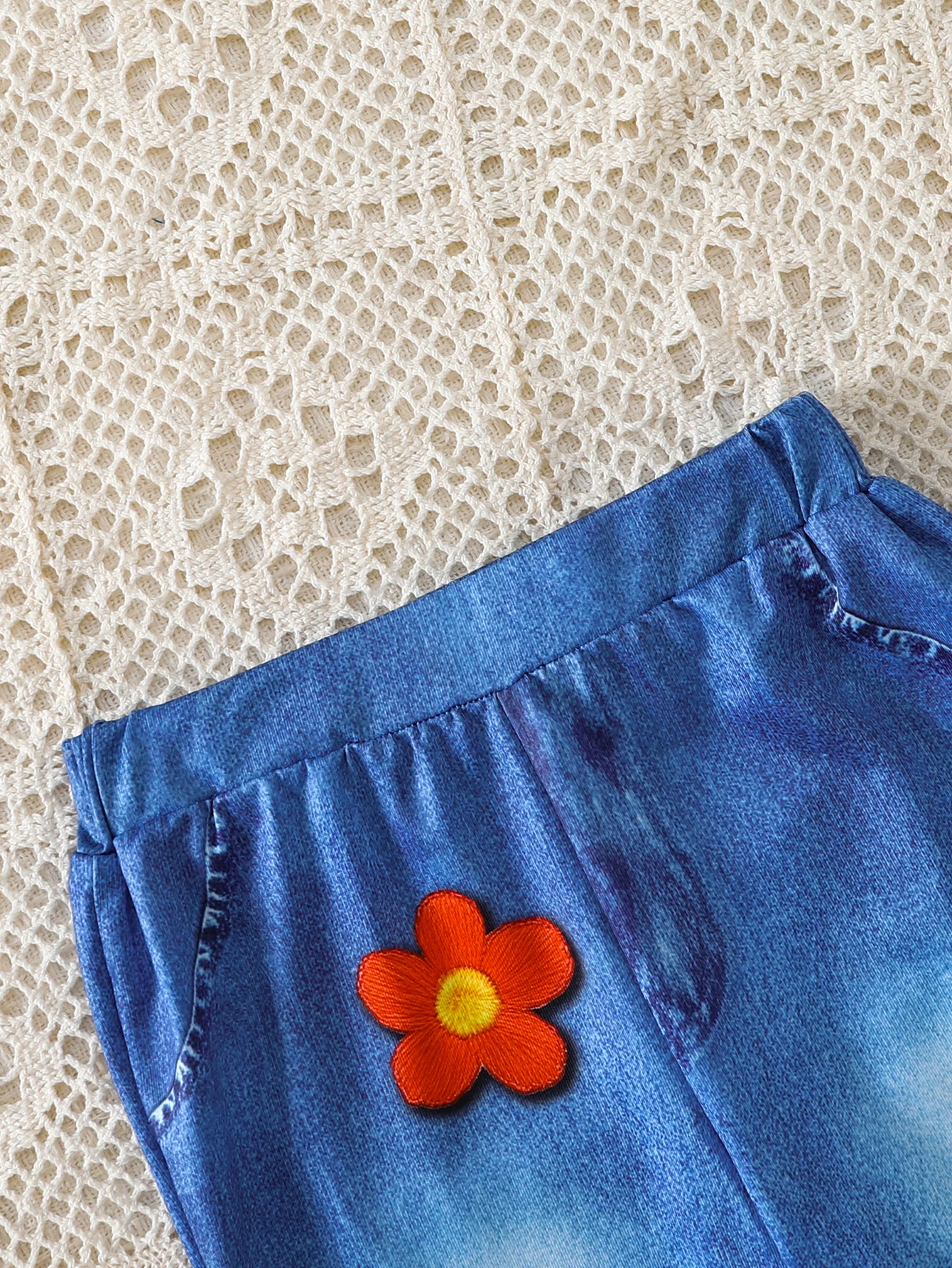 Blumendekorationsset für Kinder, frischer, lustiger Stil, langärmliges Oberteil mit 3D-Blumen-Schlaghose und Loch-Aufkleber-Design – Detail 3