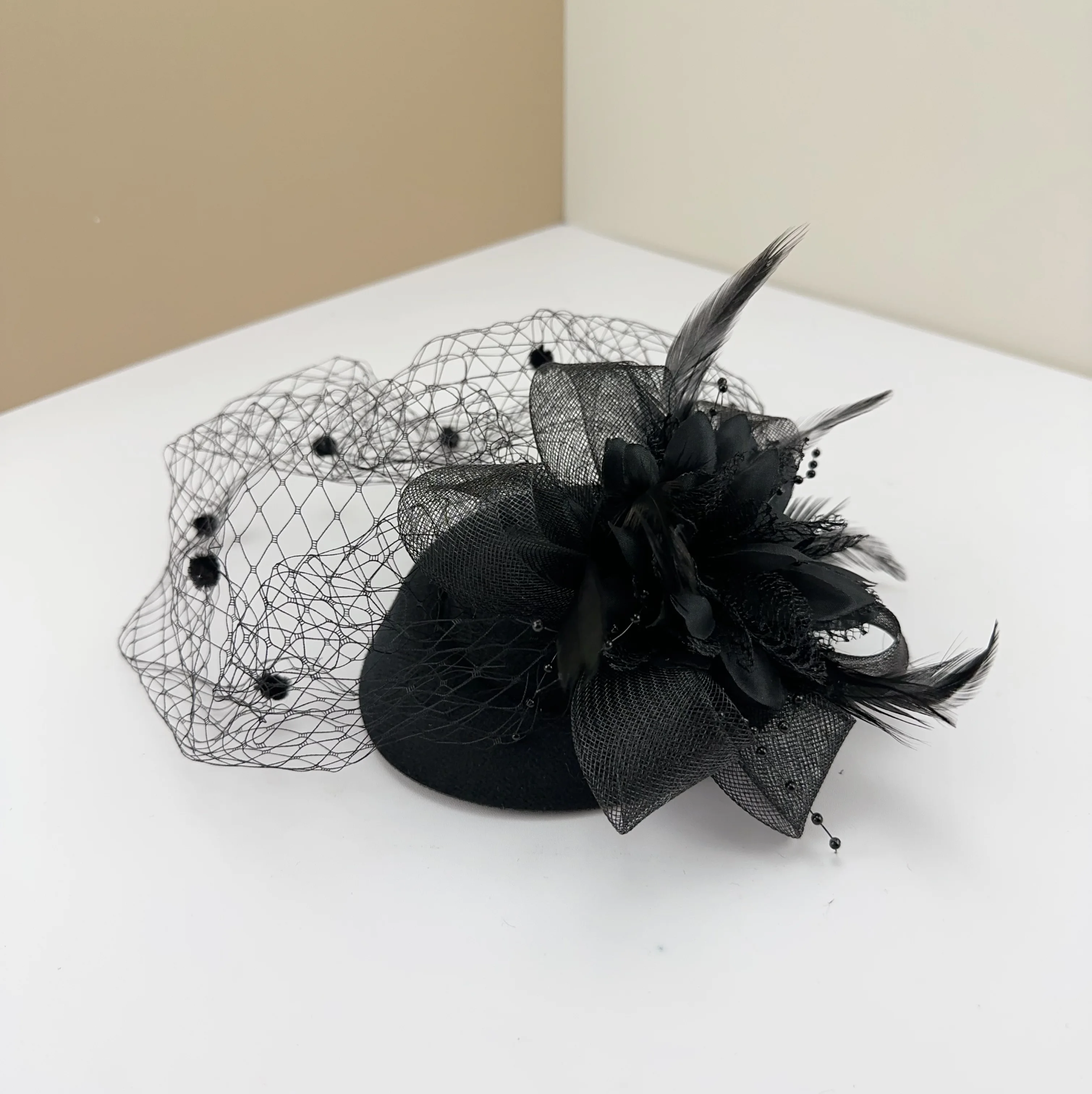

Women Fascinator Hat Cocktail Wedding Party Church Headpiece Elegant Headwear Feather Bride Hairpin Stamen Mesh Hair Accessories