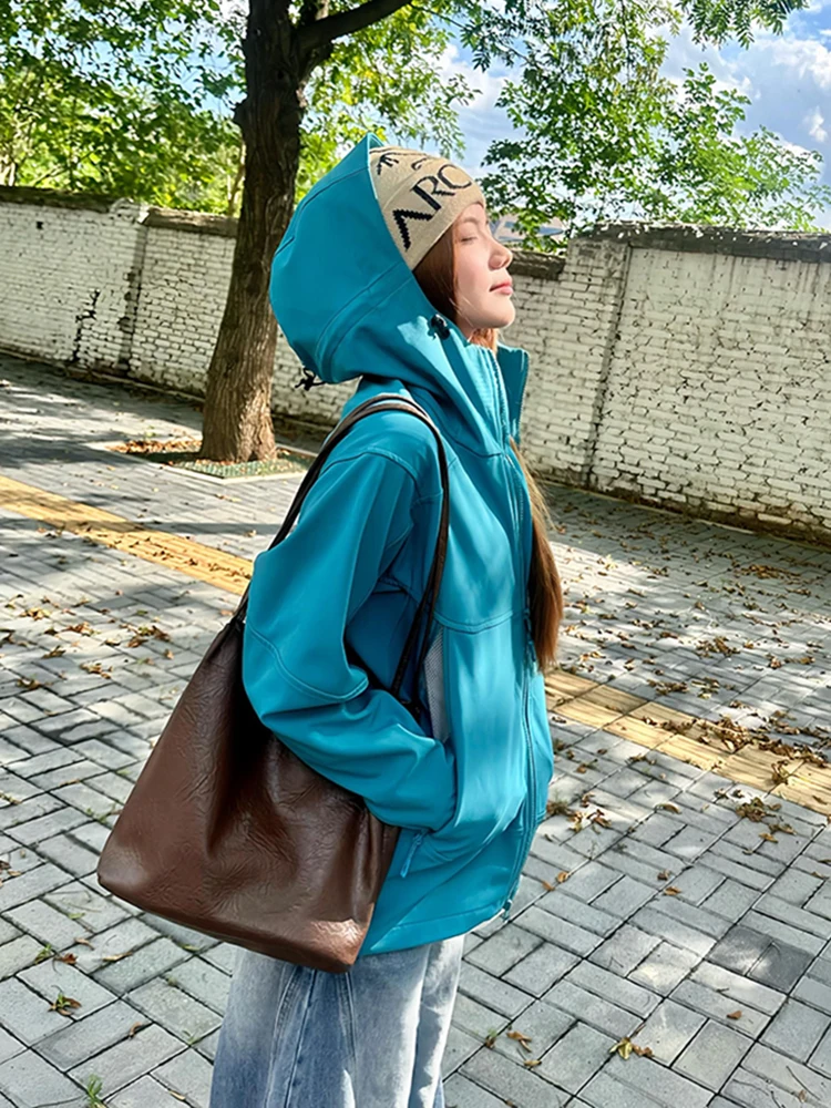 

Мягкая куртка-ветровка для активного отдыха из прочного полиэстера, устойчивого к сминанию, с длинными рукавами и капюшоном, для походов и осени