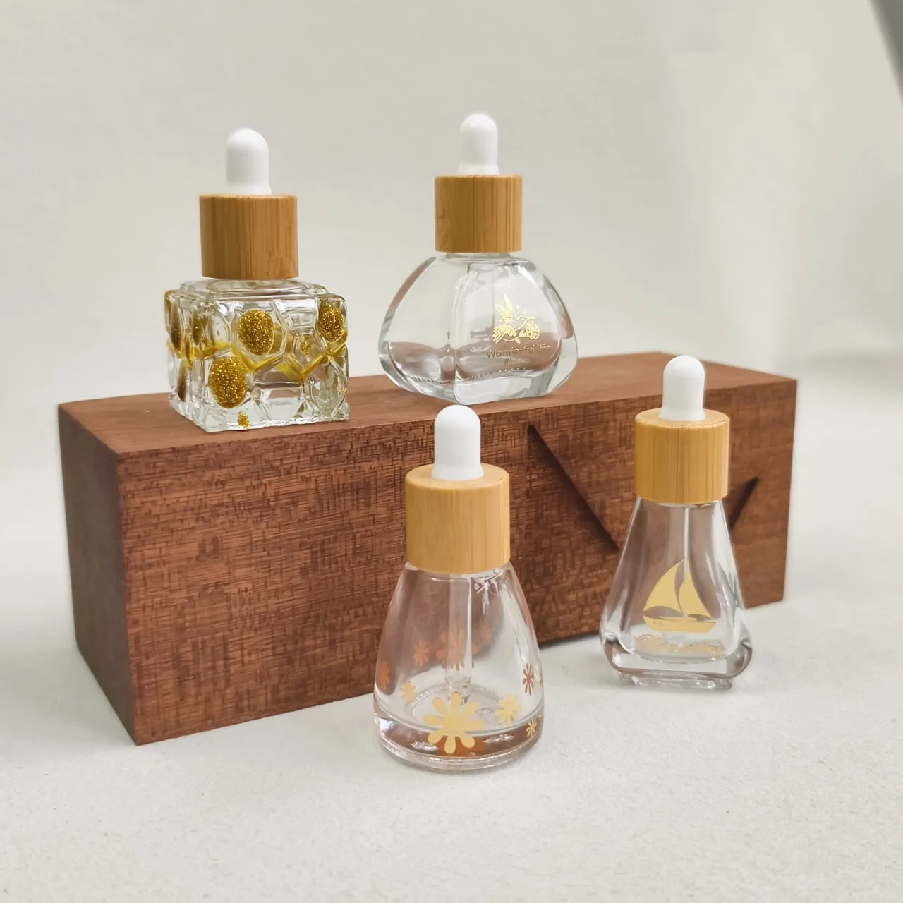 Bottiglia contagocce in vetro con tappo in bambù Confezione cosmetica fai-da-te per saloni di bellezza Bottiglia erogatrice di liquidi per oli essenziali