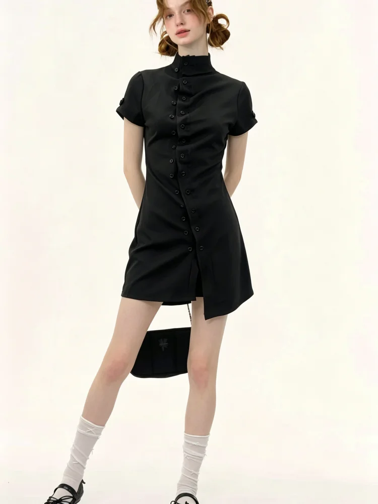 Dunkles, modisches Kleid mit hohem Kragen und kurzen Ärmeln, asymmetrischem Saum, schmaler Vintage-Cheongsam-Rock