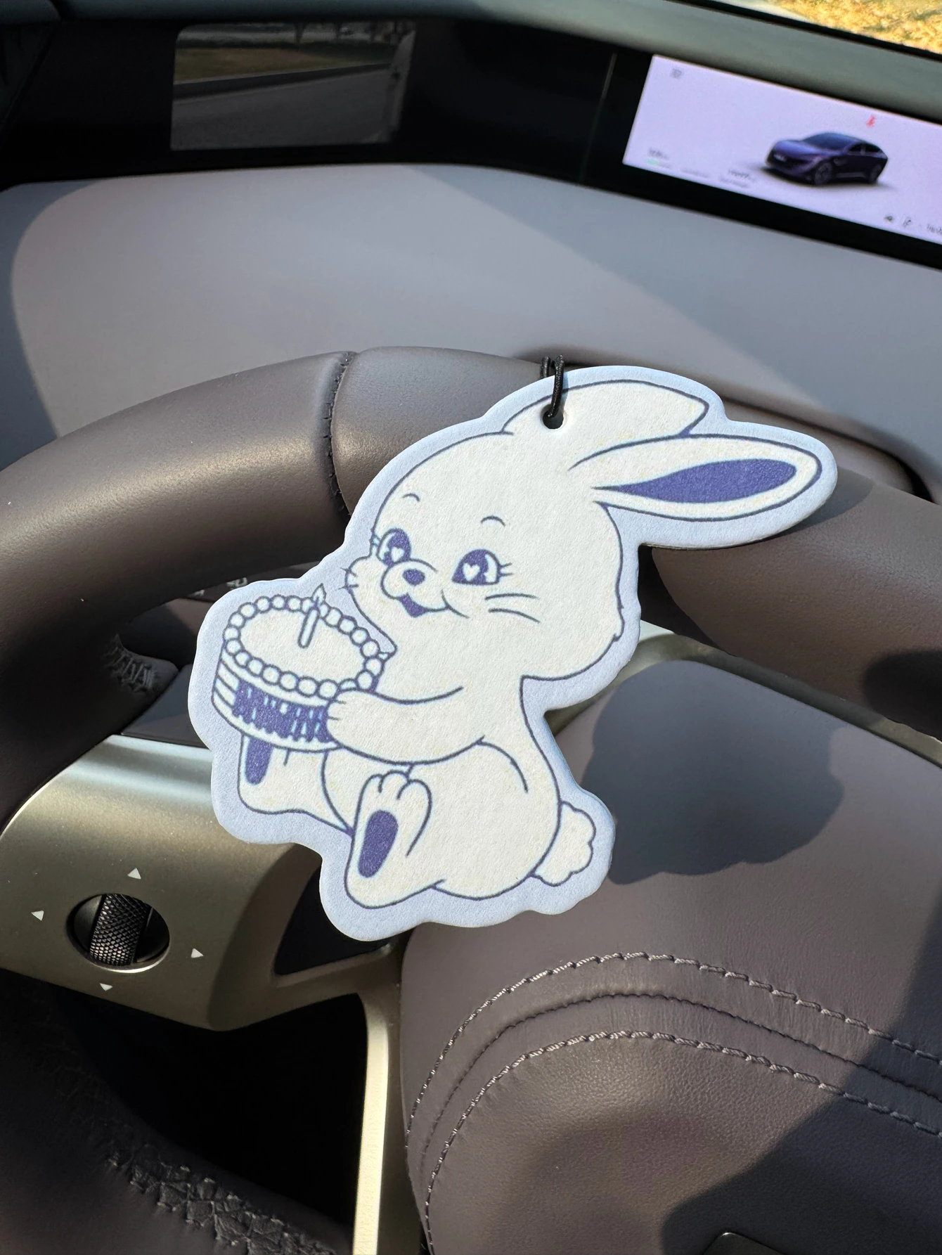 Happy Bunny Illustration Pattern Design Hilton (Hotel Scent) Neutral Car Perfume and Non-Toxic Air Freshener |   Natural Essential Oils and Aromatherapy Scent Tablets (Noroili/Grapefruit/Cedar) |   Hanging Type and Dual-Purpose with Vent Clip |   Long-Lasting Fragrance for 60-90 Days |   Deodorize and Purify the Air |   Suitable for Use in Cars, Homes, Wardrobes, and Bathrooms. |   Cartoon Animation Design |