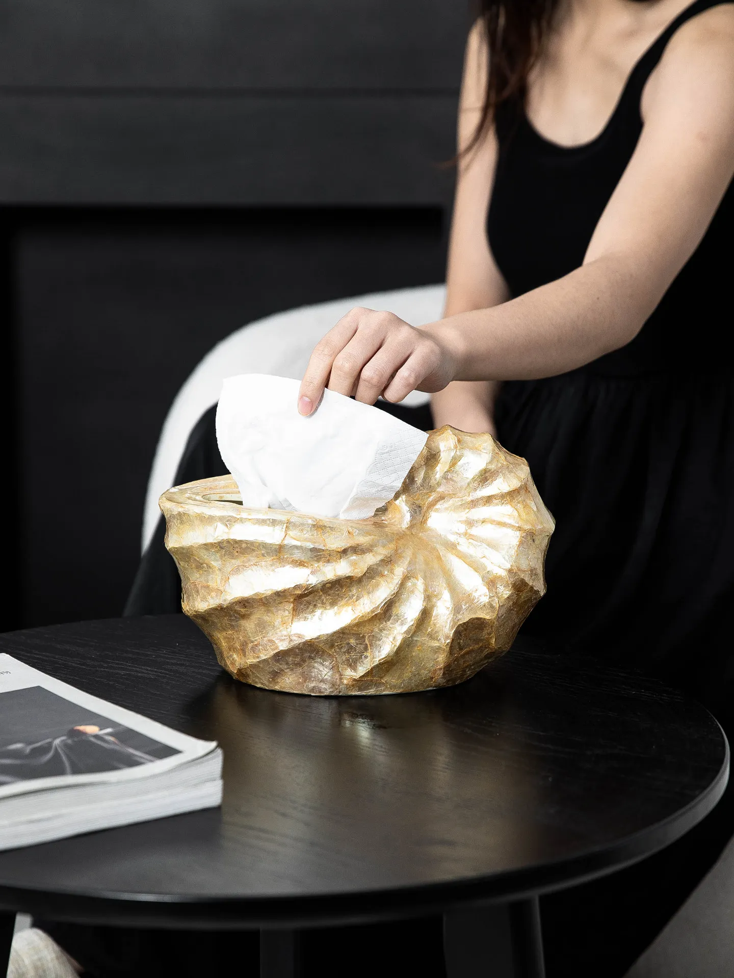 Luxury Golden Conch Shape Tissue Box Handmade Shell-Crafted Ceramic Napkin Dispenser Creative Home Decor Ornament Gift