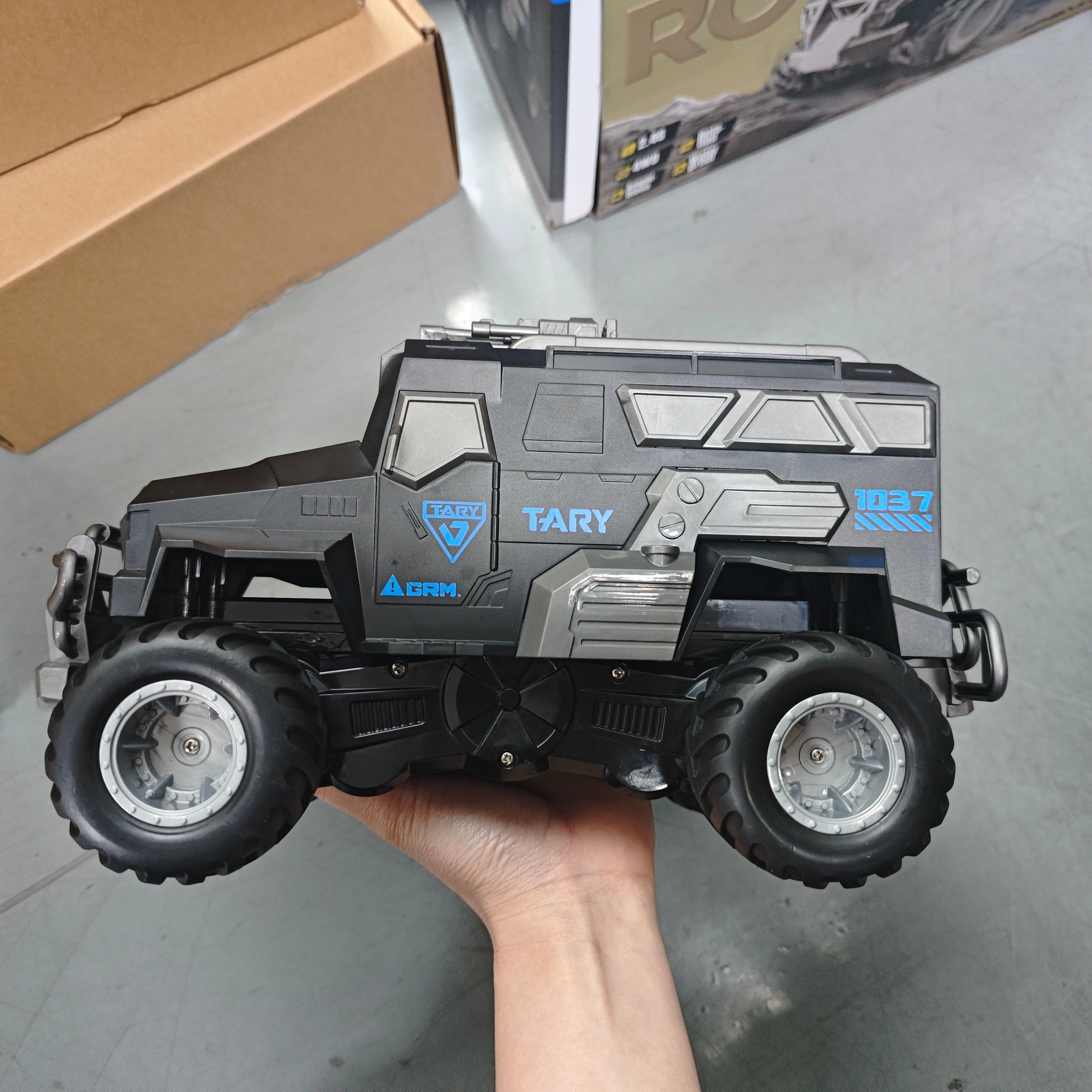 9IMOD Q241 1/16 Auto a Control Remoto Impermeable 2.4G, Vehículo Anfibio 10KM/H 4WD, Camioneta Todoterreno para Acrobacias