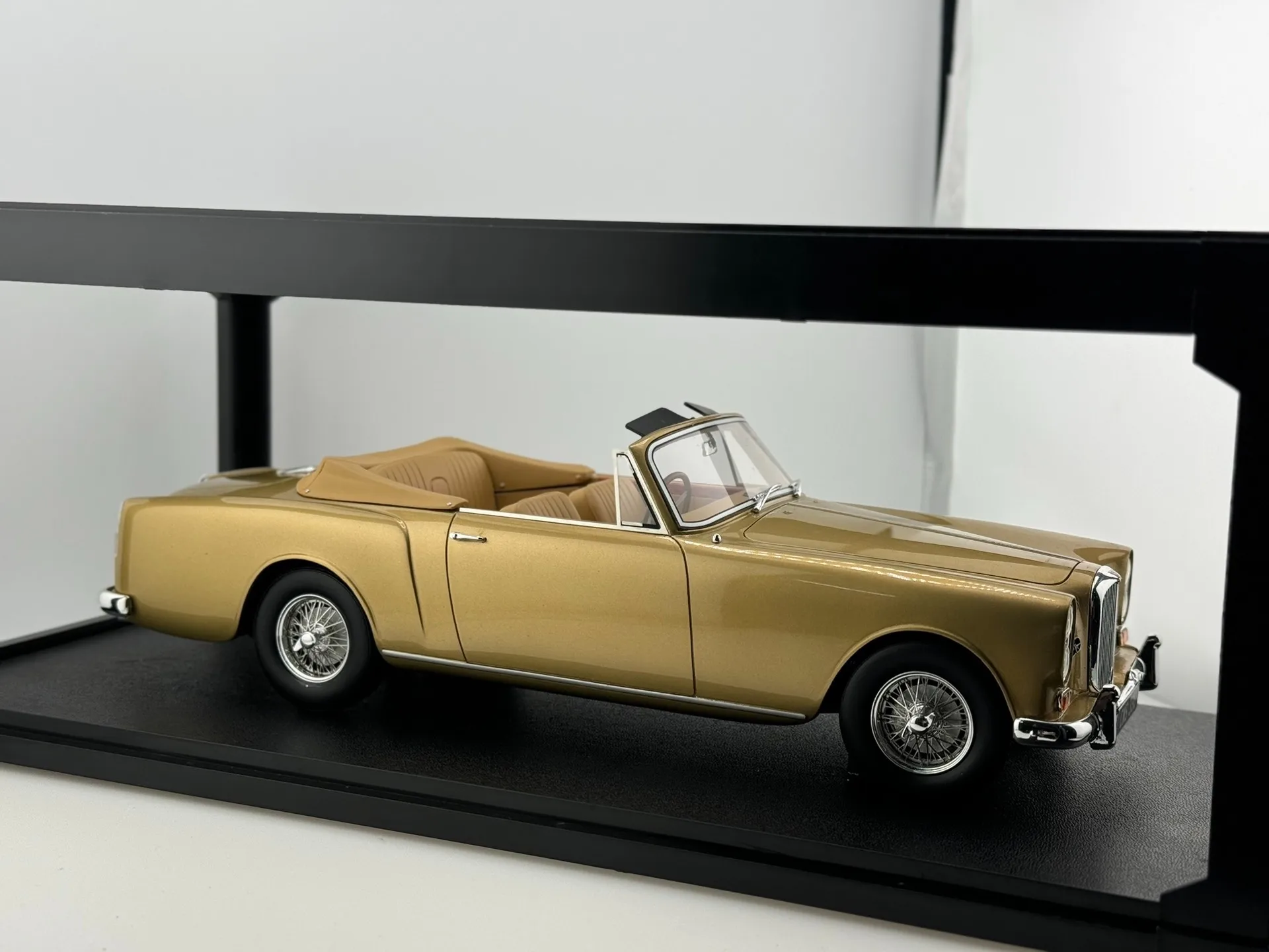 Vecchia scatola pressofusa CULT scala 1/18 oro metallizzato Alvis Te21 DHC 1963-1966 modello di auto giocattolo da collezione regalo souvenir display ornamento