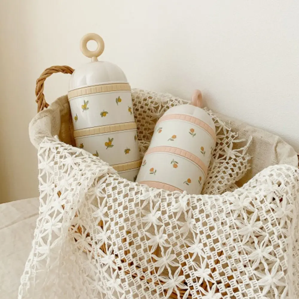 

Практичный 3-слойный контейнер для детского питания: молочной смеси, закусок, фруктов. Узор: мультяшный медведь и тюльпан. Влагонепроницаемый, непроливаемый.