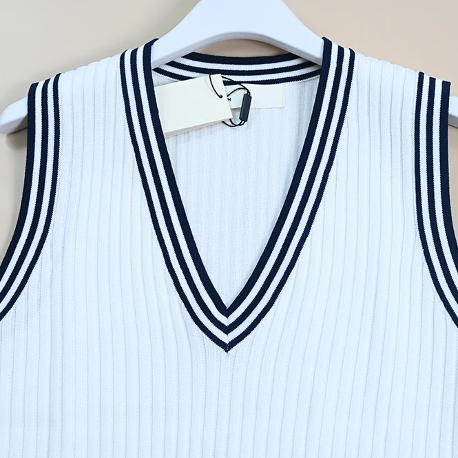 سترة نسائية جديدة بلون Blo V-Ne Svel باللون الأبيض بقصة ضيقة ملابس محبوكة للتنقل صيف 2025