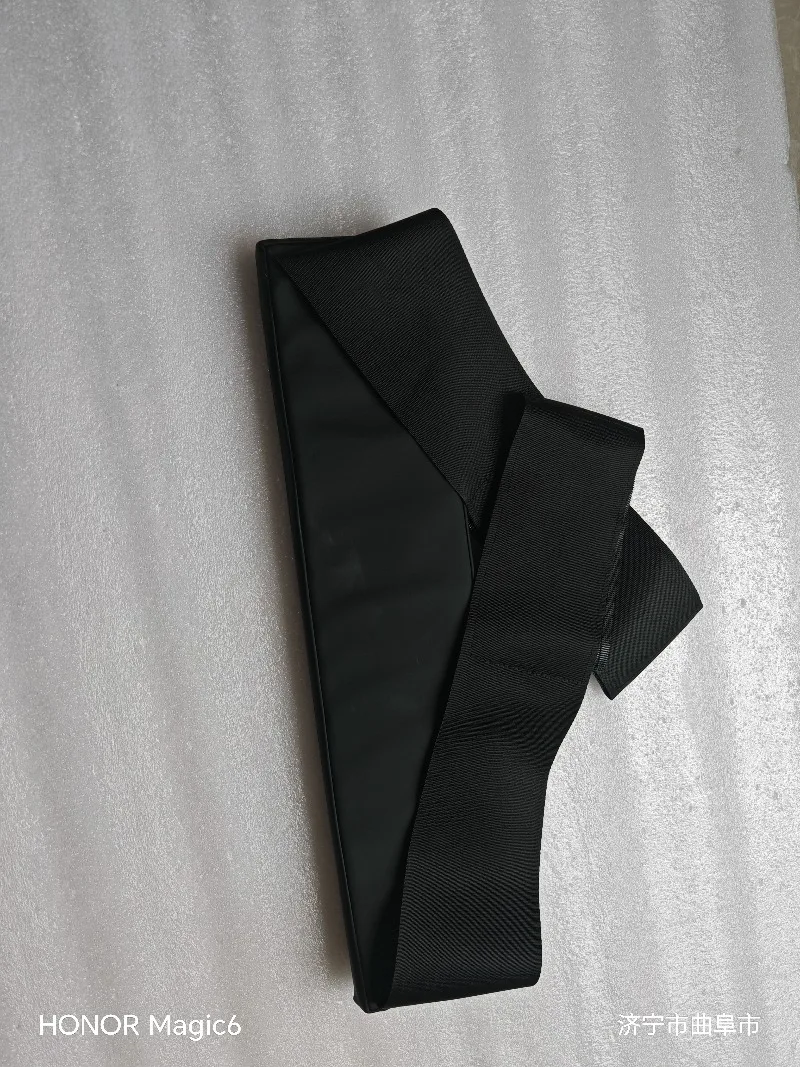 Surgical bed accessory compression belt, a compression belt suitable for any surgical bed.