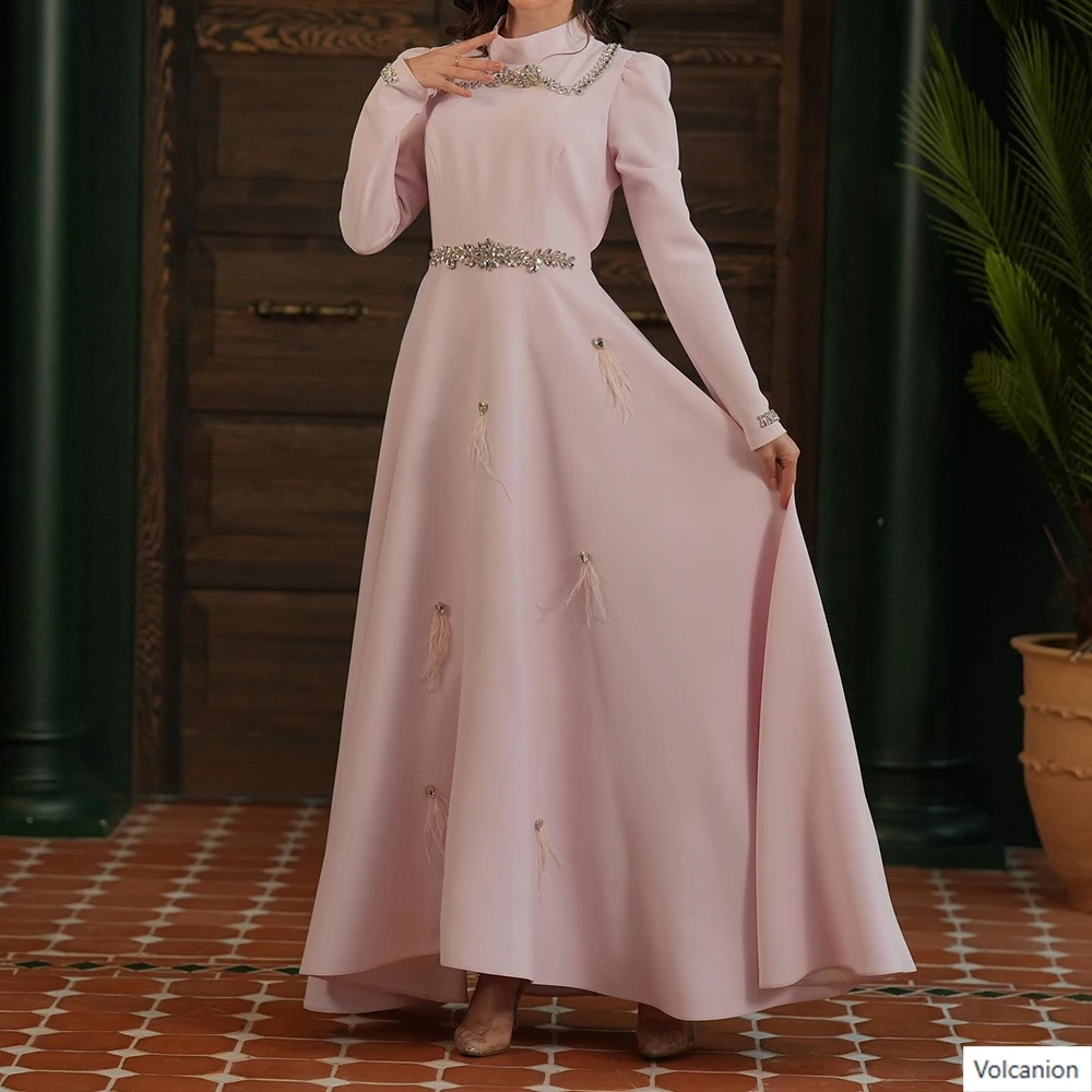 فساتين سهرة مخصصة على شكل حرف A بطول الأرض ورقبة عالية وأكمام طويلة فستان حفلات أنيق بشرابة كريستالية بسيطة ثنيات للحفلات