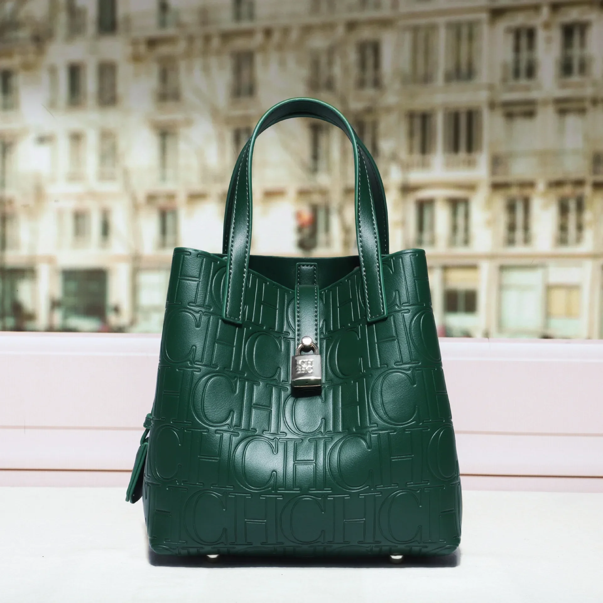 

2025 Trendy Design Letter Logo Crossbody Bag With Paris Fashion Elegance And Large Capacity Tote