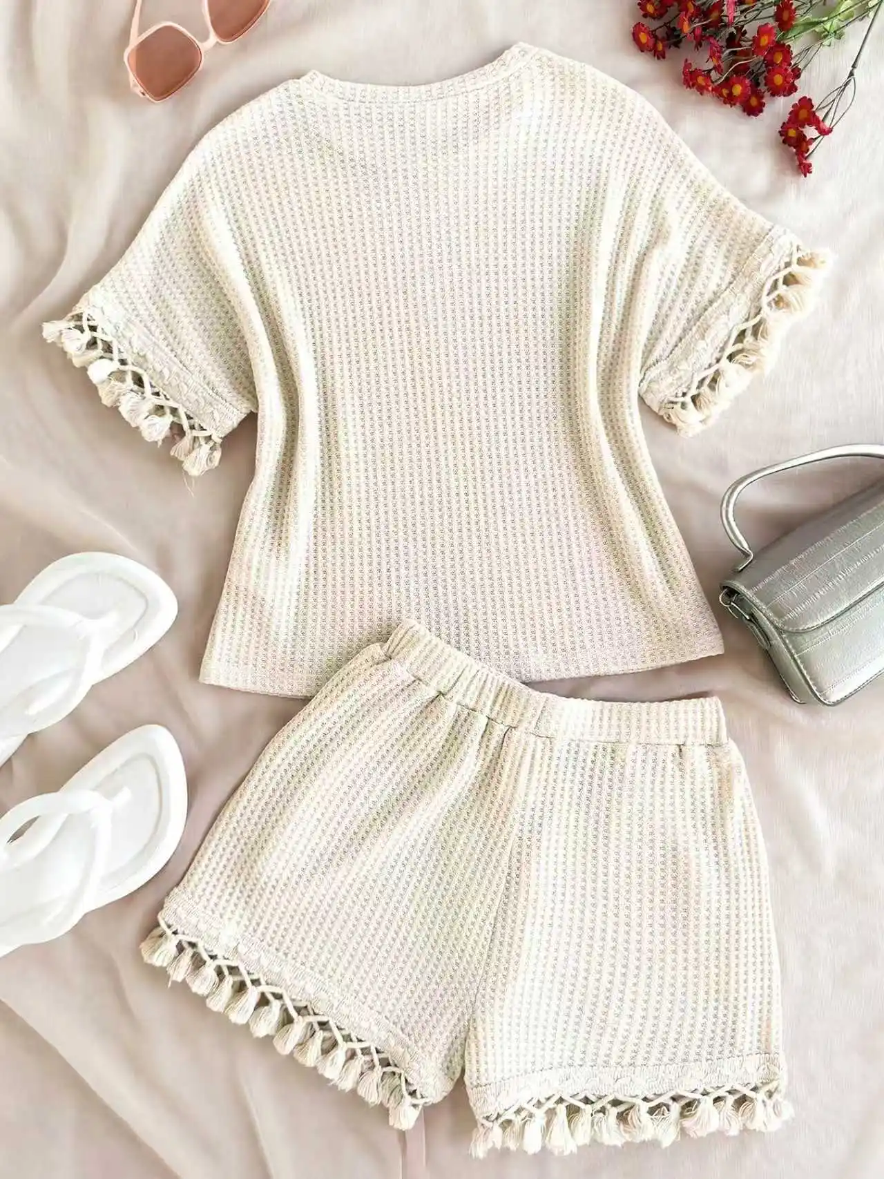 A stylish, comfortable, casual, and versatile two-piece set for young women, perfect for leisure and vacation, featuring loose k