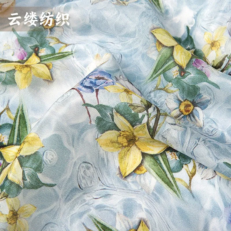 

Шелковое платье из двойного крепа светло-голубого цвета с цветочным принтом, гладкое, слегка струящееся, женское.