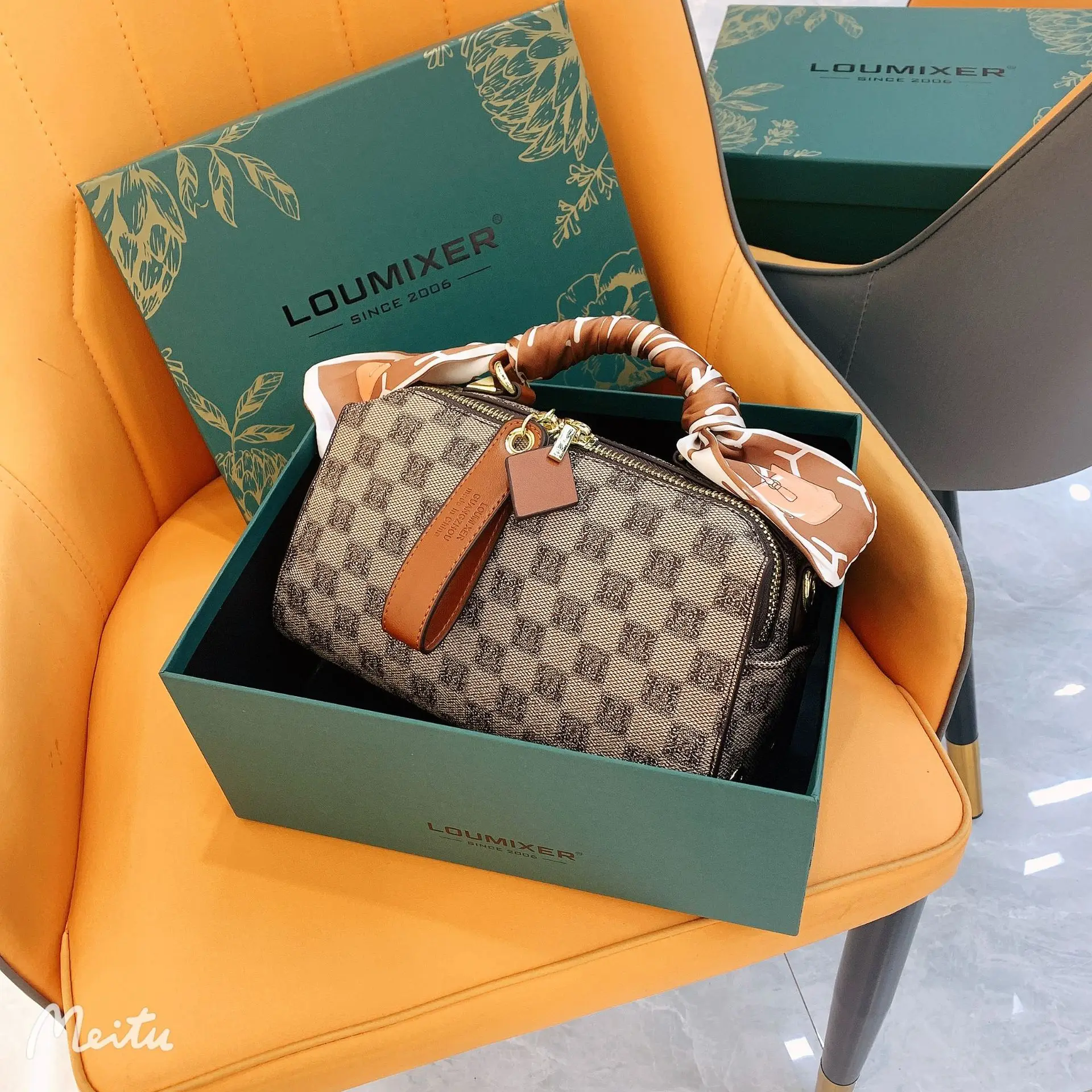 

Luxury Designer Paris Fashion Crossbody Handbag Women's High-End Leather Classic Solid Color Elegant