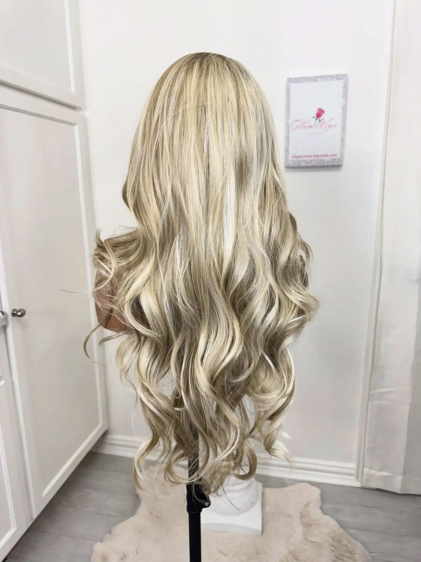 28 Inches Ash Blonde Highlights Long Length Loose Wave Daily Party Cosplay Wigs Middle Parting Natural Hairline Ready To Wear