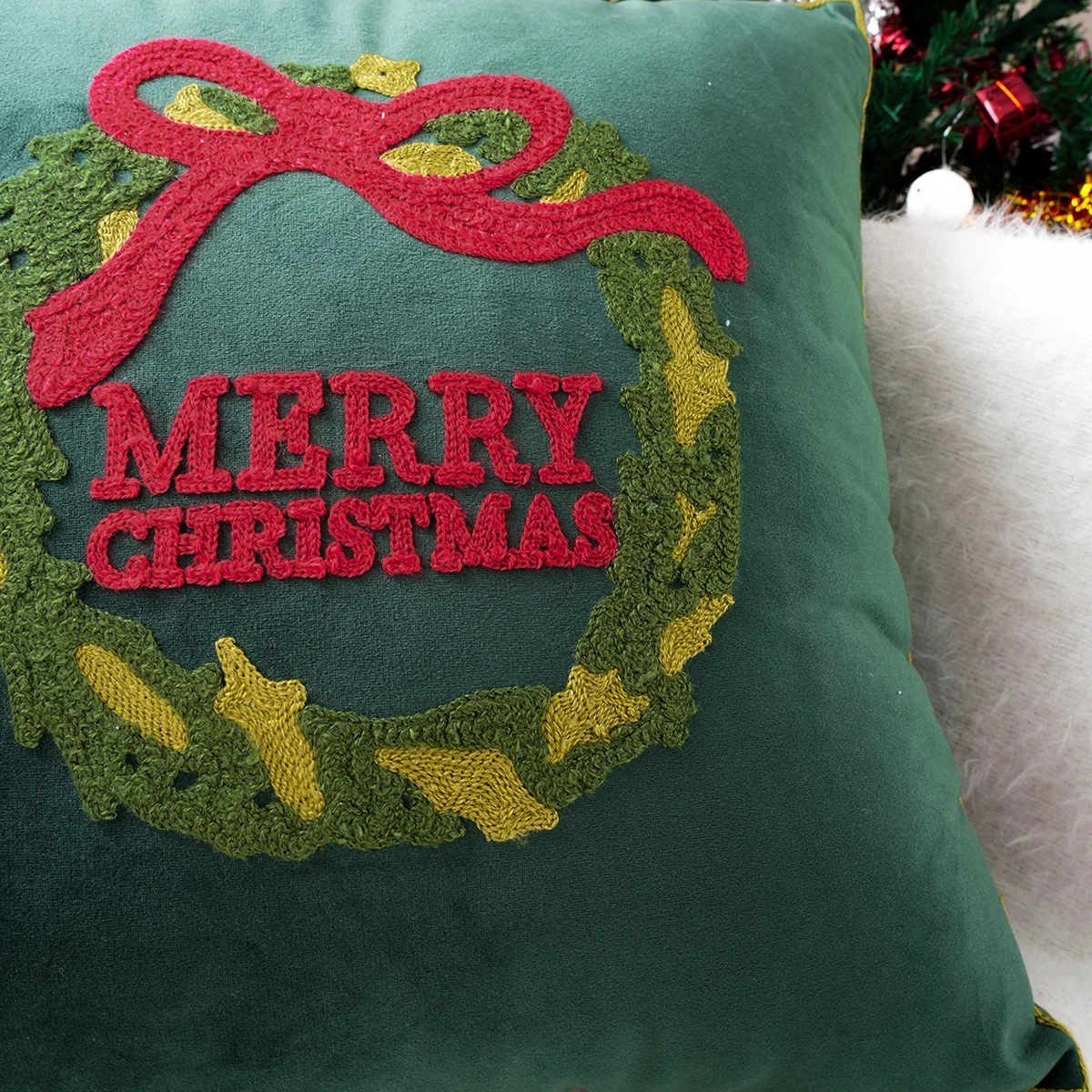 1PC 3D Embroidered Christmas Wreath Velvet Pillowcase Non-Quilted Christmas Theme Seasonally Universal Decorative Cushion Cover