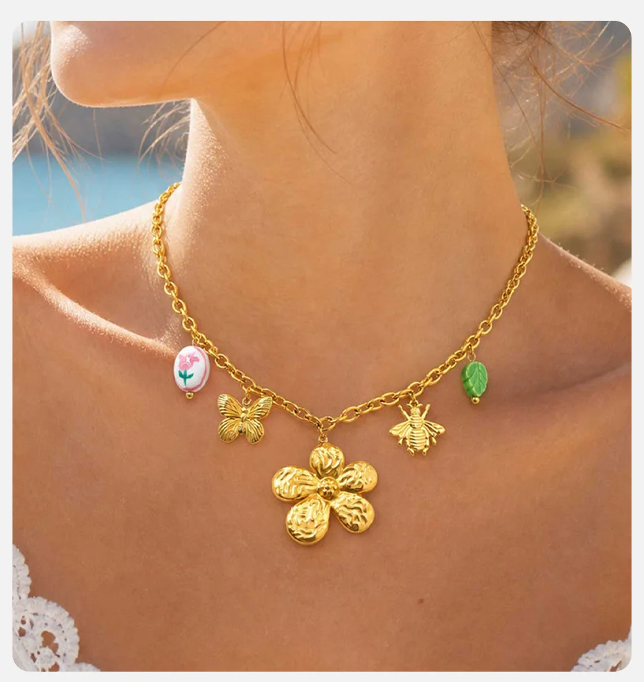 Vnox 18K vergoldete Schmetterlings-, Bienen- und Blumenanhänger-Halskette für Frauen, minimalistische, süße, florale Schlüsselbeinkette, Urlaubsschmuck – Detail 2