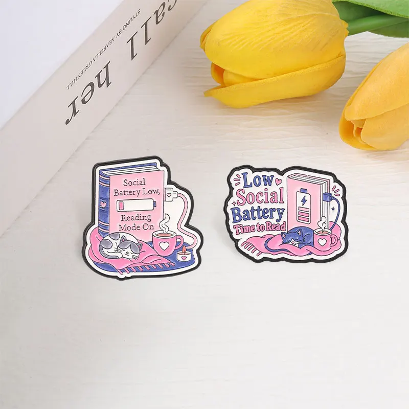 Emaille-Pin-Set „Introvertierter Lesender Katze“ – „Soziale Batterie ist leer“ – Zitat für Buchliebhaber – Gemütliche Ästhetik – Anstecknadel – Accessoire – Geschenk für Freunde – Detail 7