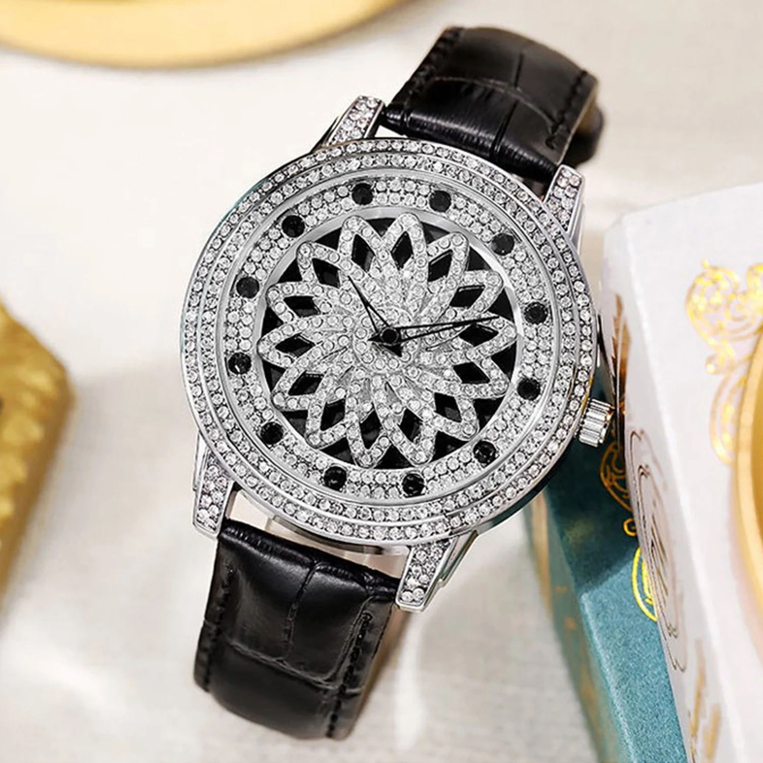 ساعة جلدية عصرية كاملة الماس لاكي ستار دوارة للرجال والنساء