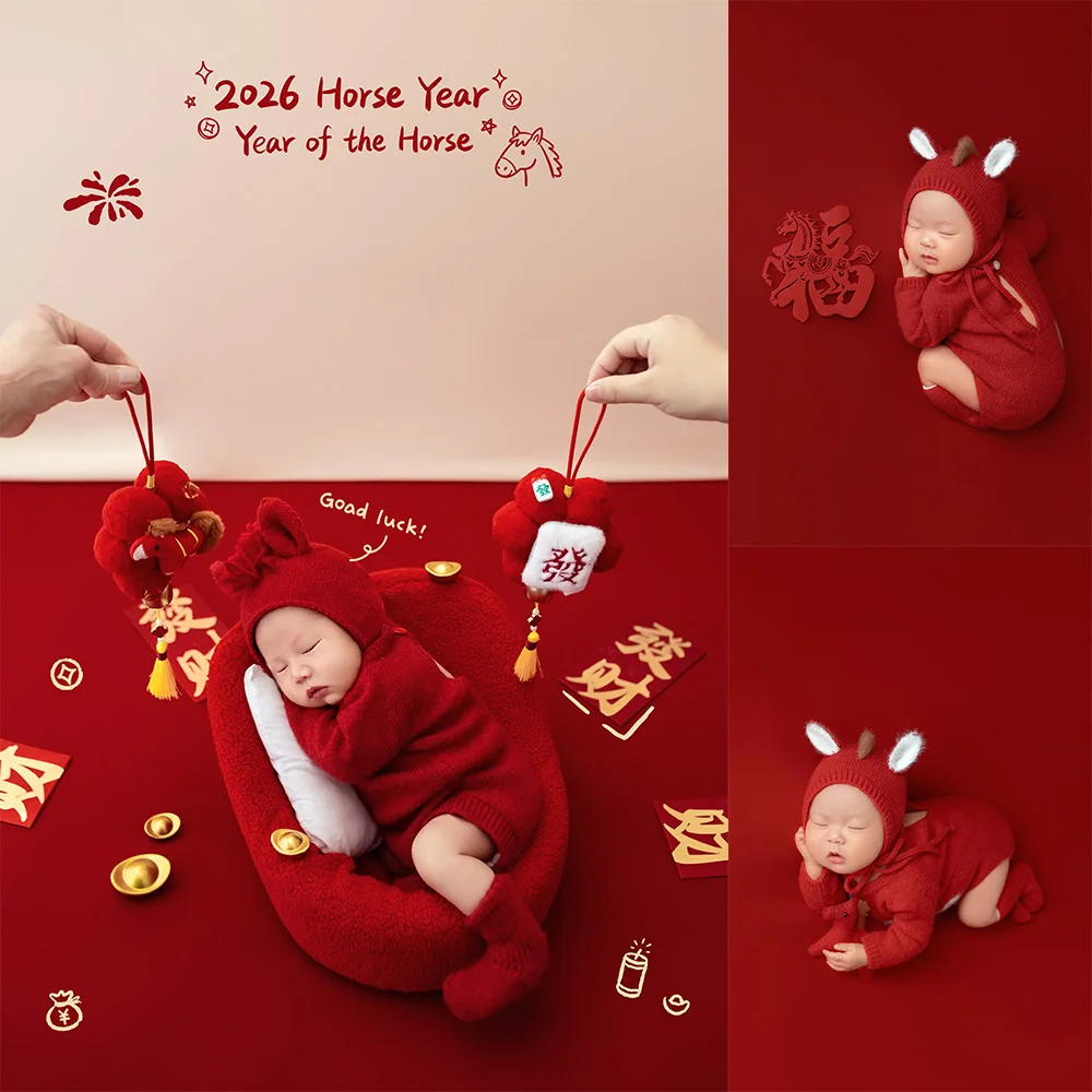 completo-set-fotografico-neonato-anno-del-cavallo-tutina-rossa-in-maglia-con-cappello-a-orecchie-per-servizio-fotografico-a-tema-cavallo-in-studio