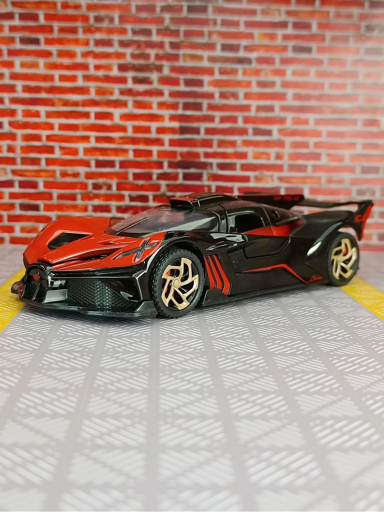 1:32 Bugatti Bolive alloy car model doors and the front hood and trunk door can be opened has simulated sound and lighting