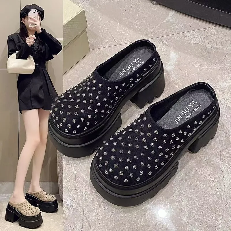 

Новинка 2023 года, женские шлепанцы на платформе с заклепками, модные босоножки на массивном высоком каблуке, удобные туфли-мулы с круглым носком в римском стиле