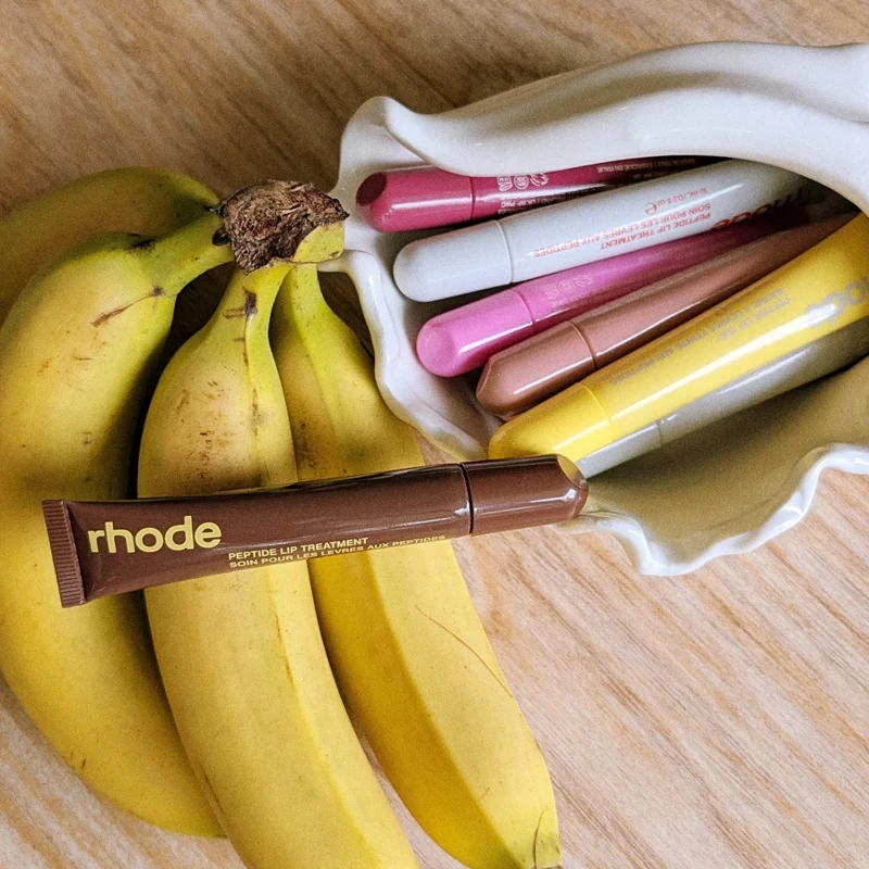 Rhode Spring Edición Limitada: Novedades de Brillo Labial Sweet Pea Pretzel Banana de Gran Atractivo para Fundas de iPhone 17 y 16, y Delineador de Labios