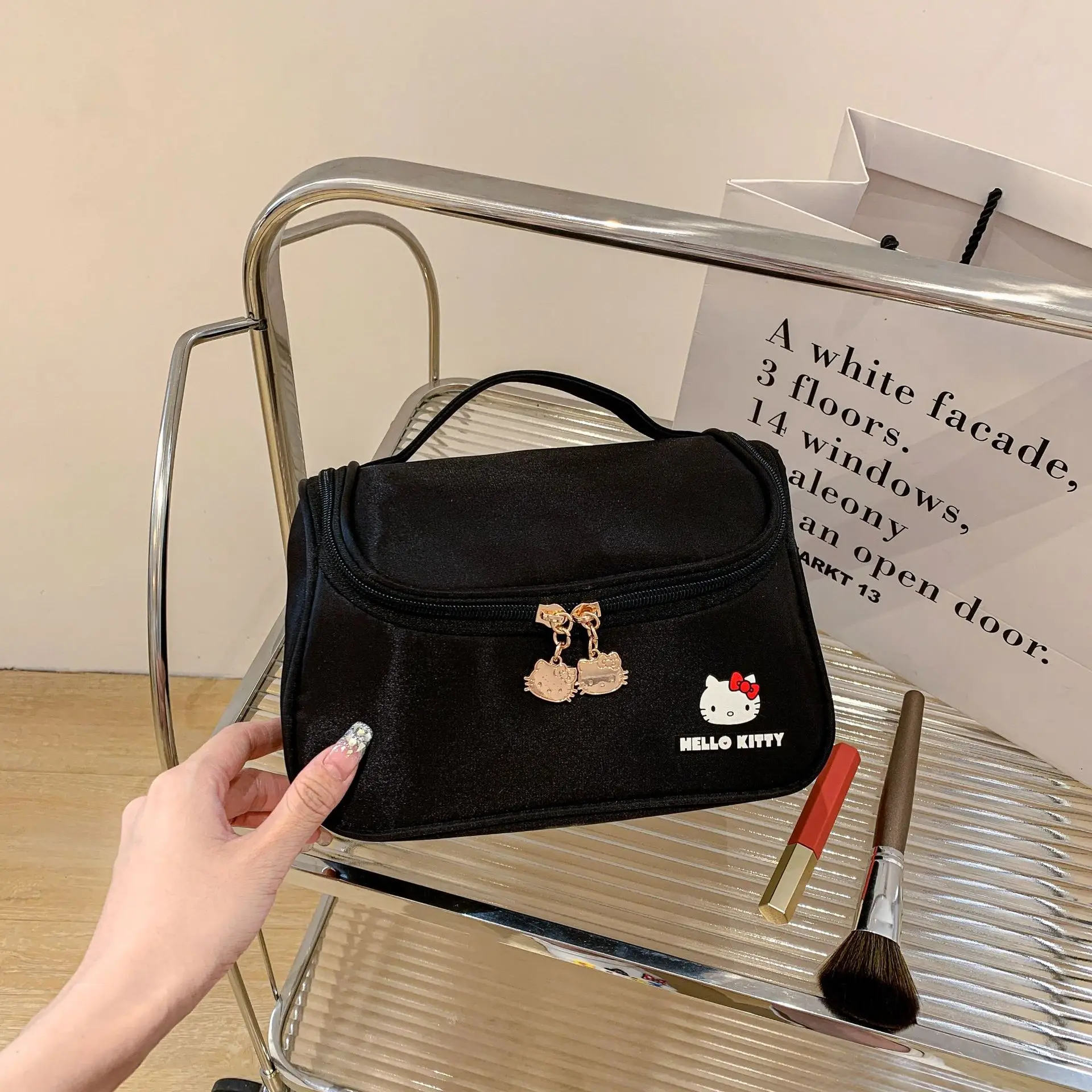 Bolsa de maquiagem com desenho de gato fofo da Hello Kitty, bolsa portátil de grande capacidade para viagem, bolsa de armazenamento de produtos de hig