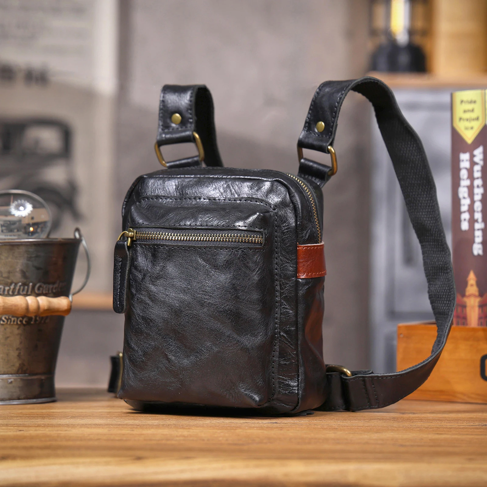 S.WORKER Vollnarbenleder-Umhängetasche für Herren, Vintage-Crossbody-Brusttasche aus pflanzlich gegerbtem Leder – Detail 8