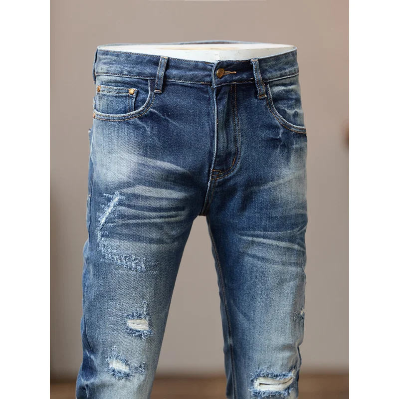 جينز أزرق كلاسيكي للخريف بتصميم فتحة للرجال، ملابس رجالية 2025 نمط جديد للشارع بنطال ساق صغير رائع ونحيف