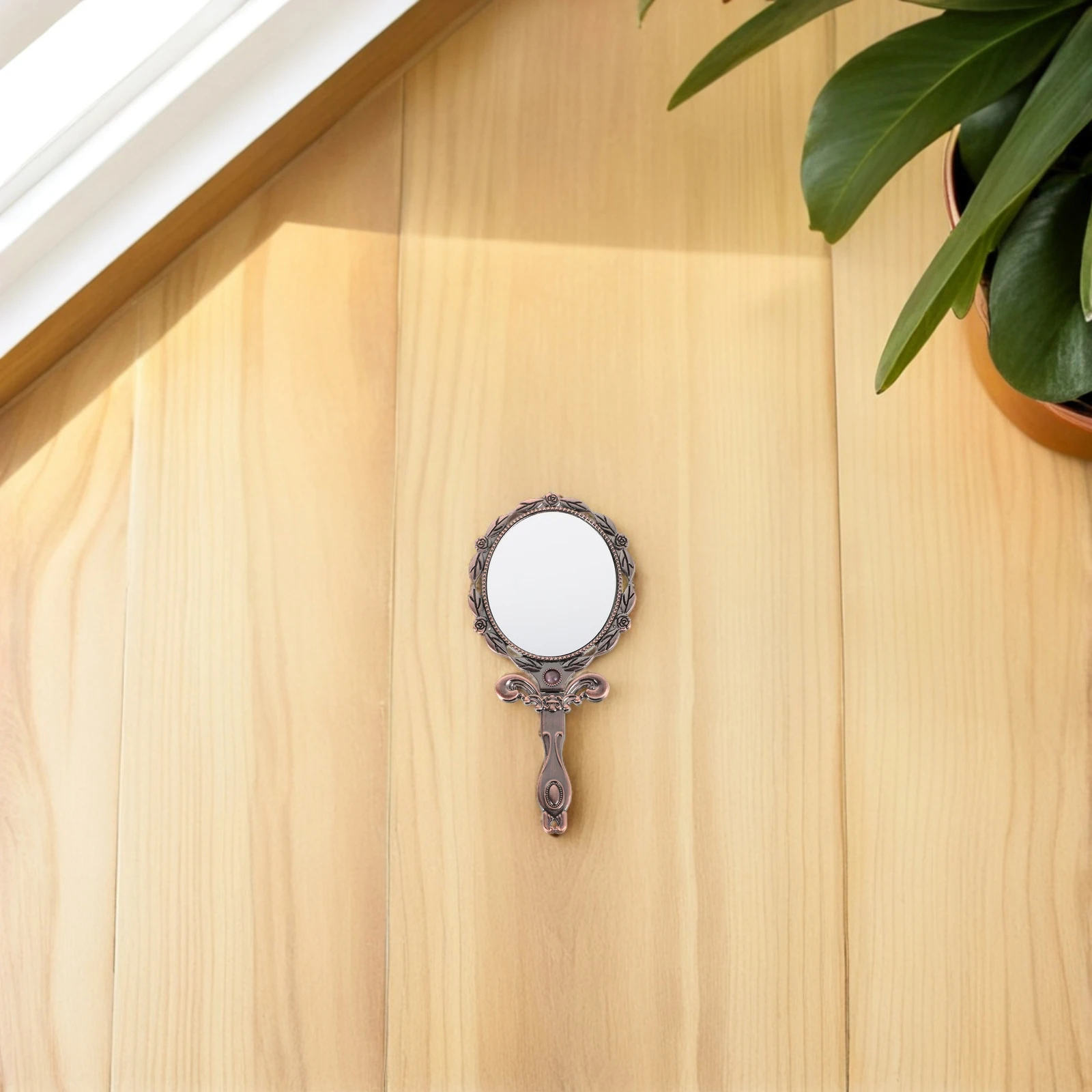 ヴィンテージヨーロピアンスタイル折りたたみ式ハンドルミラー、携帯用メタルハンドヘルドメイクアップミラー（女性用）、クリアな反射、バニティアクセサリー