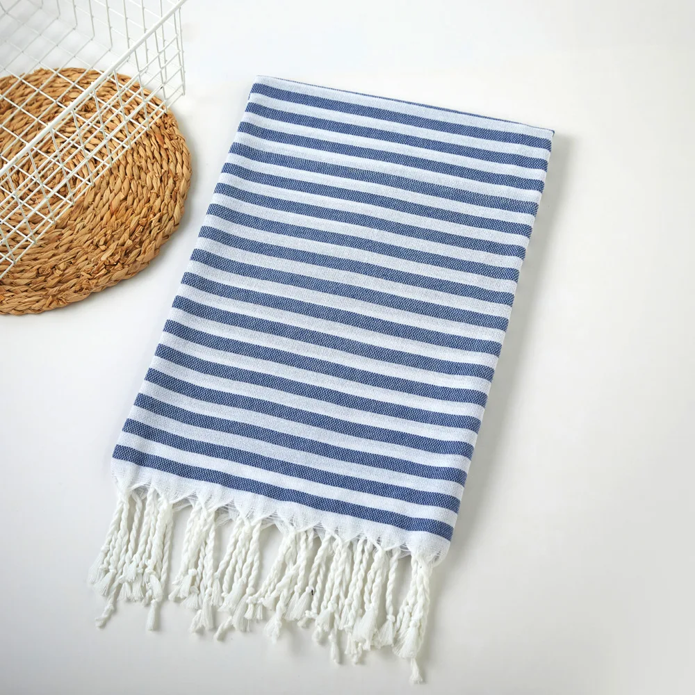 Serviette de plage turque rayures bleues et pompons grande_voghion.com