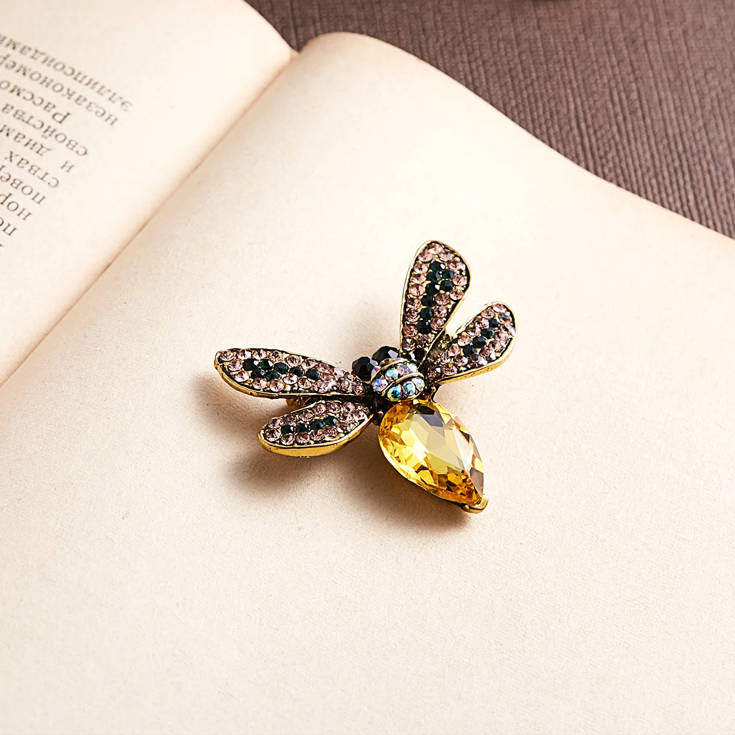 Cute Little Bee Insect Brooch for Women Men Yellow Crystal Pearl Lapel Pins Suit Shirt Corsage Party Office Jewelry Gifts