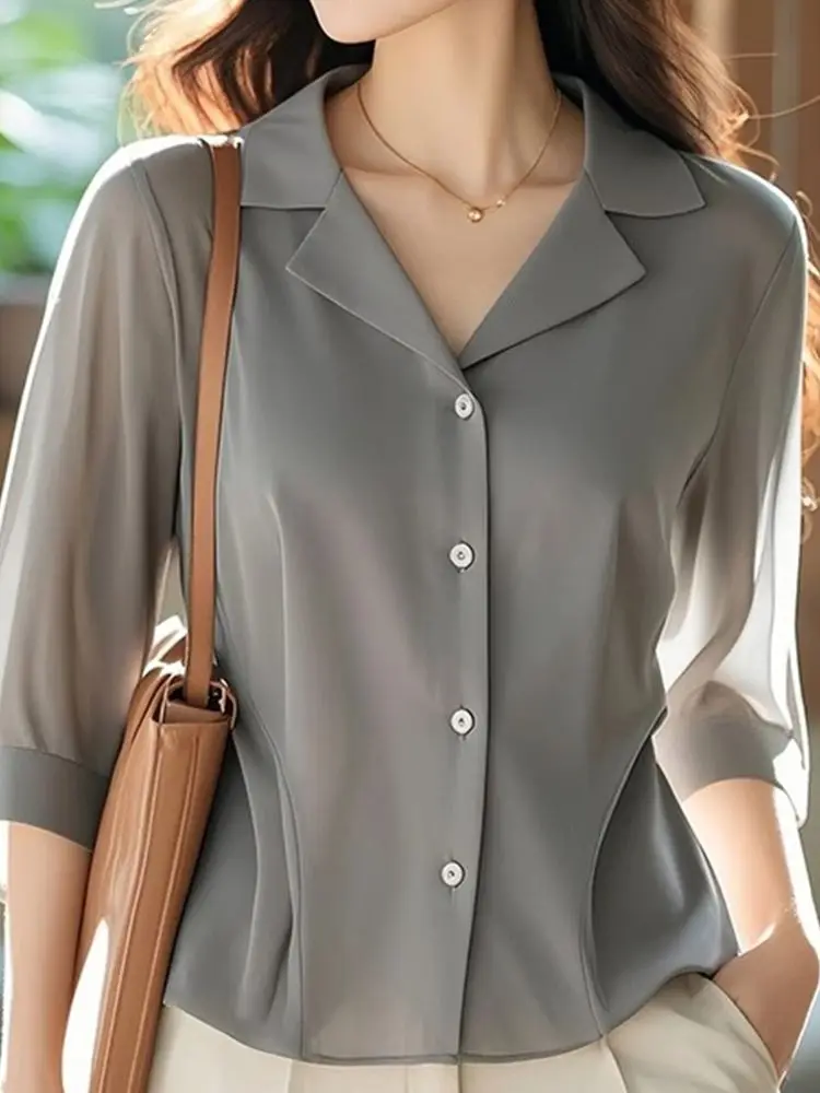 Camicia francese in chiffon a mezza manica grigia con risvolto di lusso leggero, top chic estivo dal design da donna