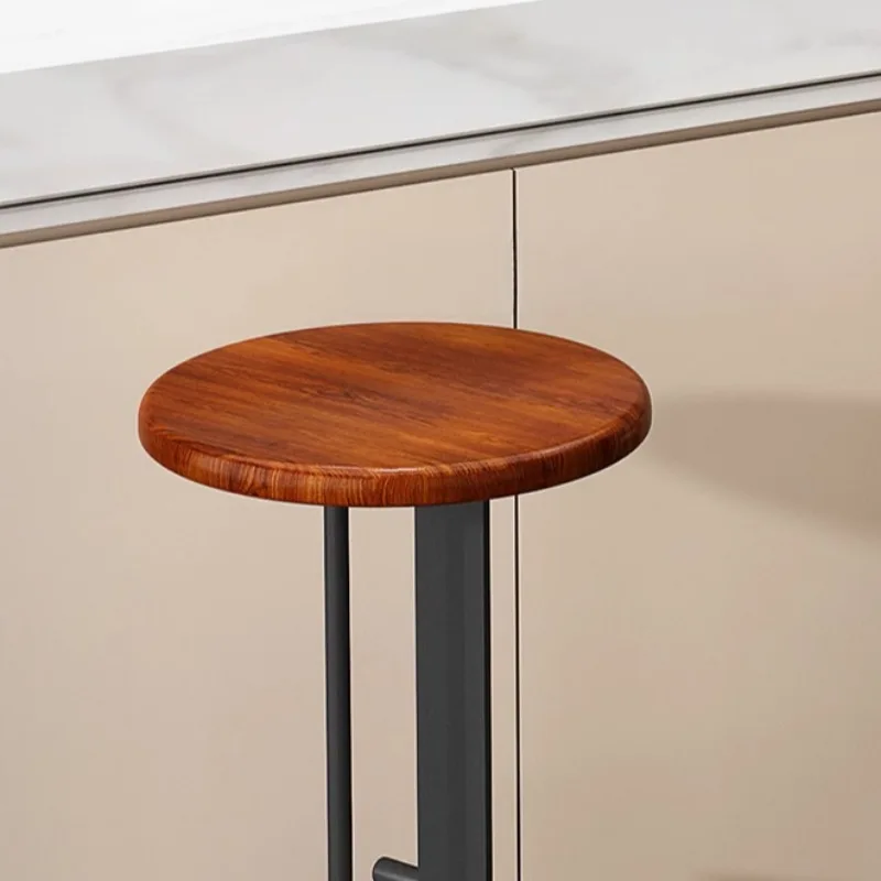 Prosty nowoczesny stołek barowy ze stali nierdzewnej Kreatywna stabilność Krzesło barowe Pasek na nogę Luksusowa jadalnia Stół do salonu Wysokie krzesła