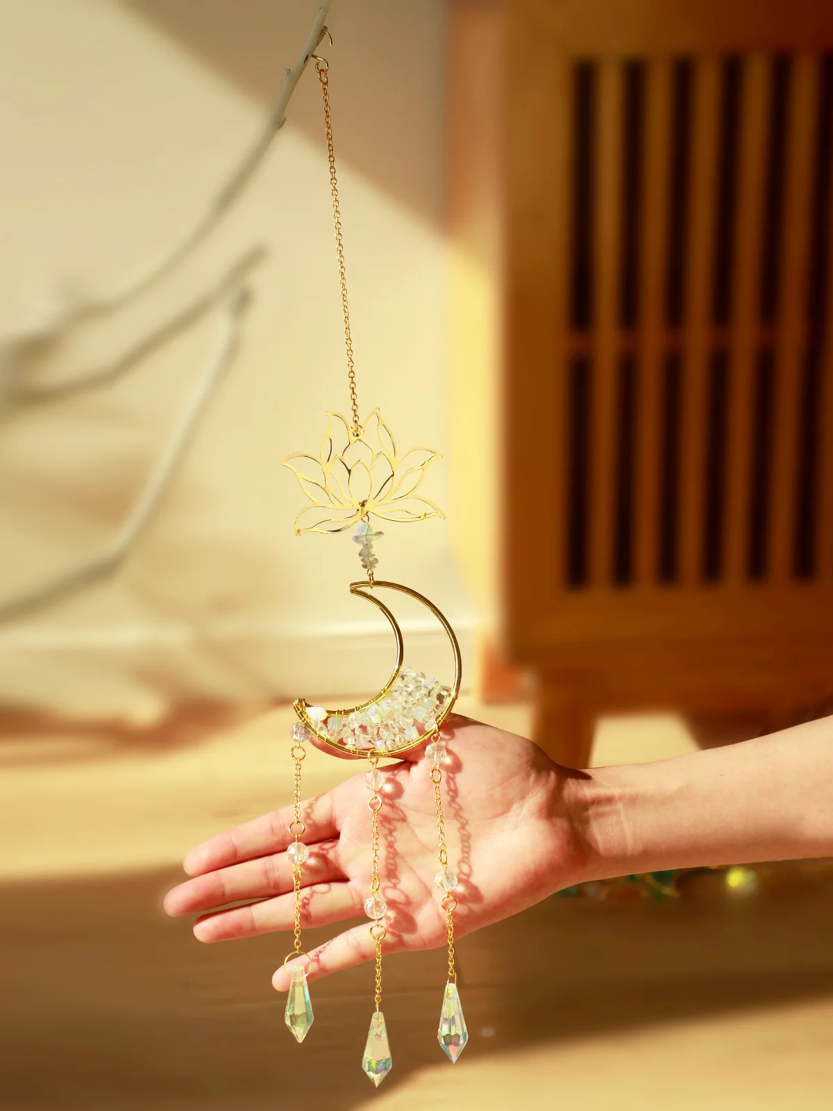 เครื่องจับแสงอาทิตย์ดอกบัวคริสตัลกระดิ่งลมเครื่องจับแสงสำหรับแขวนผนังหน้าต่างเครื่องทำแสงสีรุ้งของขวัญตกแต่งสวน