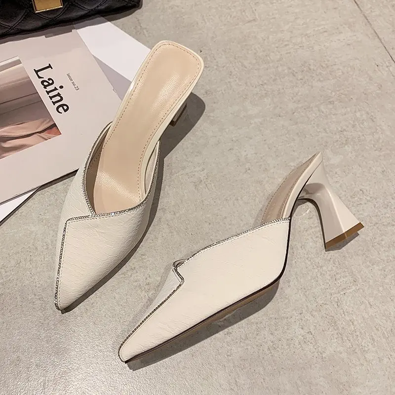 شباشب ماسية بتصميم جديد لصيف 2025، صنادل بكعب سميك بمقدمة مدببة، ملابس خارجية أنيقة للنساء