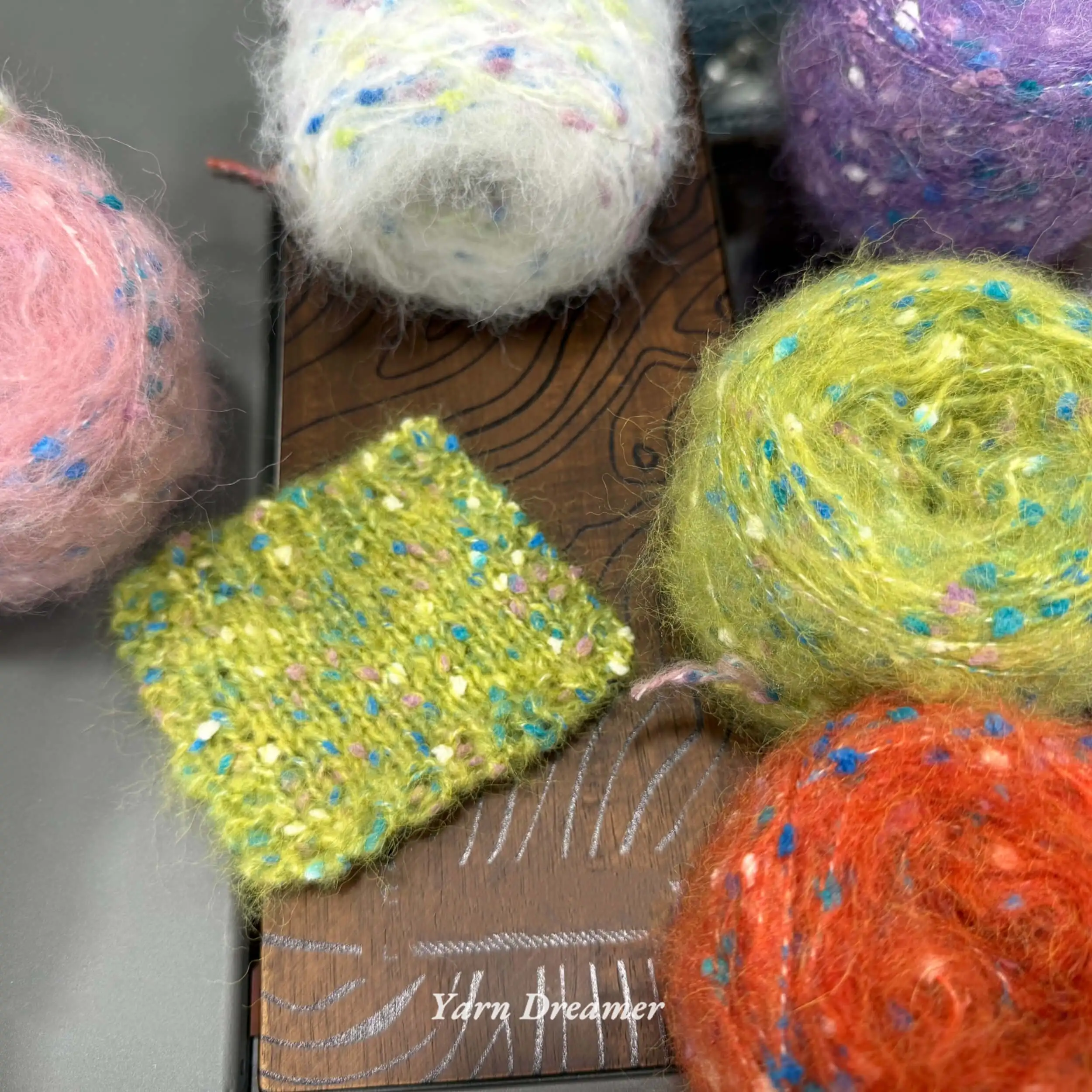 

Colorful Dots Fancy Crochet Yarn in Bulk Mohair Knitting Yarns Fluffy Yarn for Crochet Thread Orange Green Purple Pink Grey