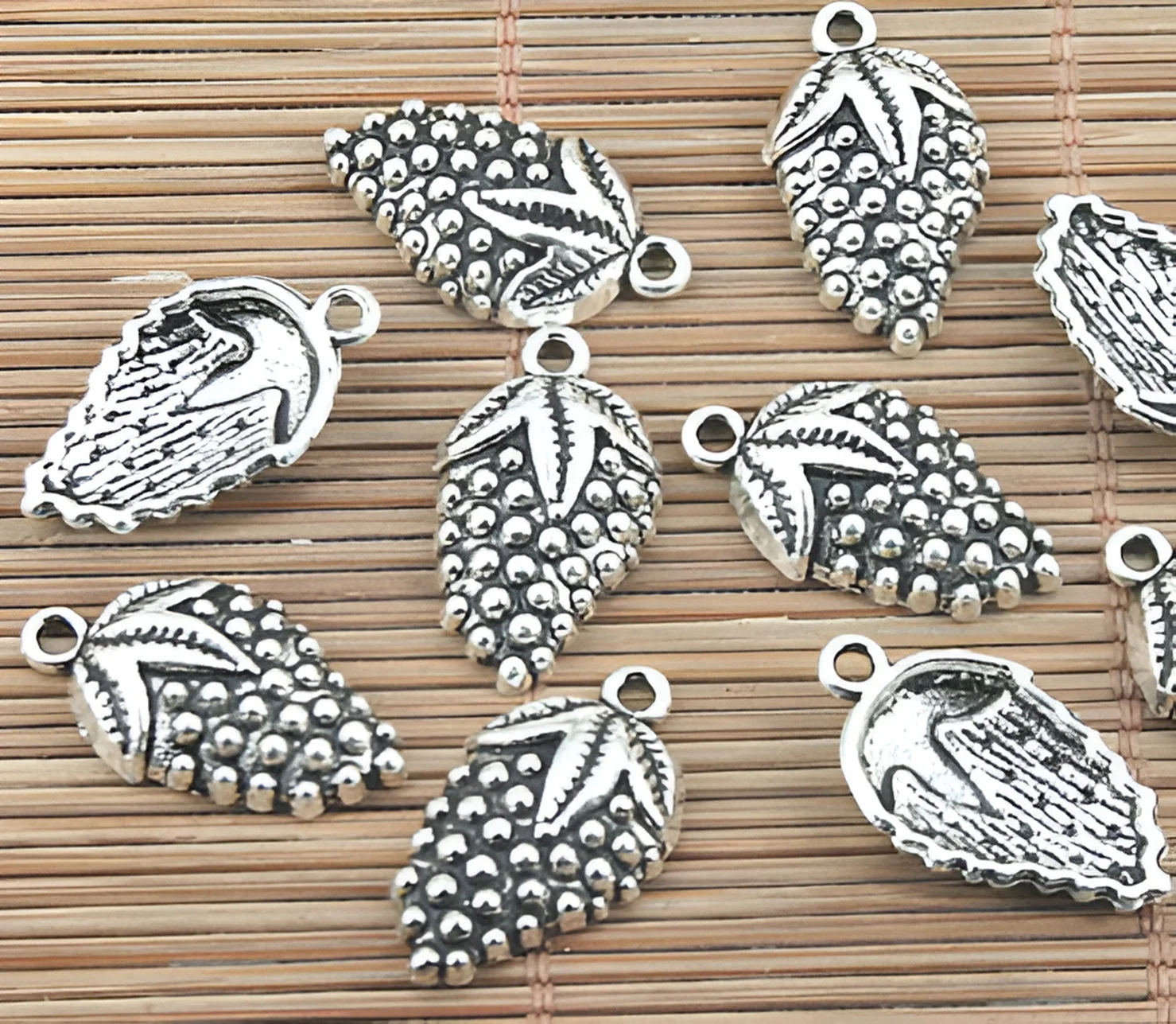 

10pcs 21.6*12.3mm, hole 1.5mm Alloy matel tibetan silver grape pendants HWH1162